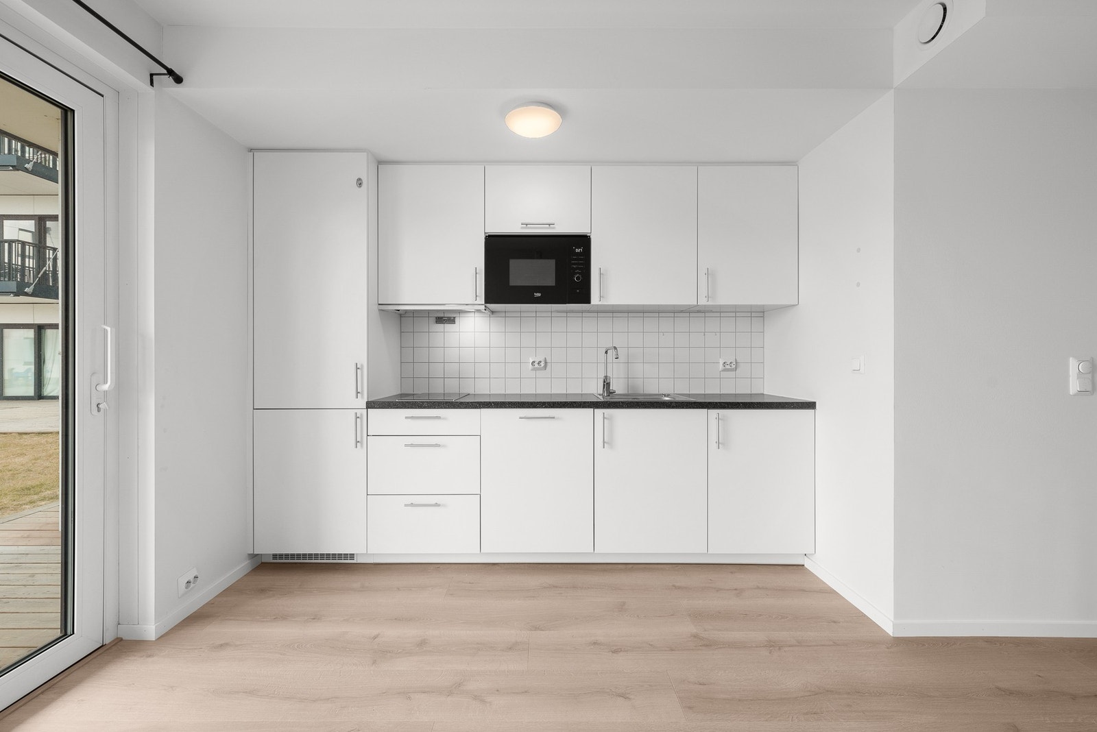 Stilrent kjøkken med integrerte hvitevarer. Galleribilde