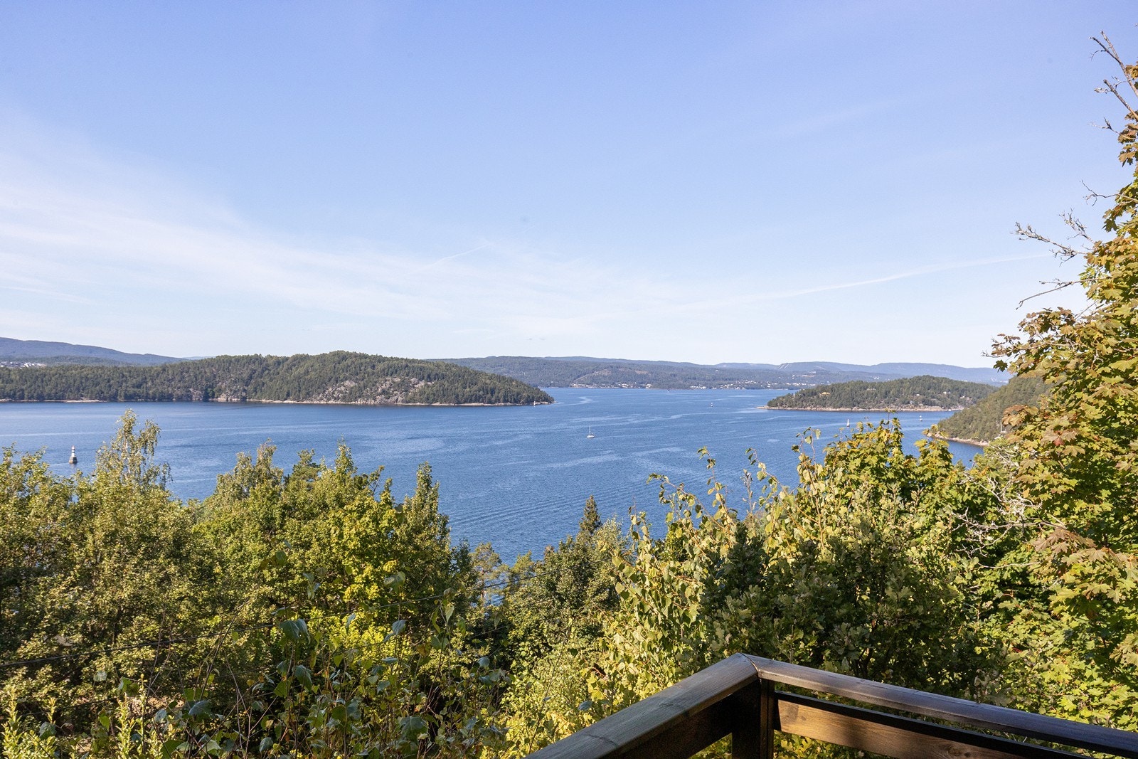 Høyt, skjermet og vestvendt med fin fjordutsikt og kveldssol Galleribilde