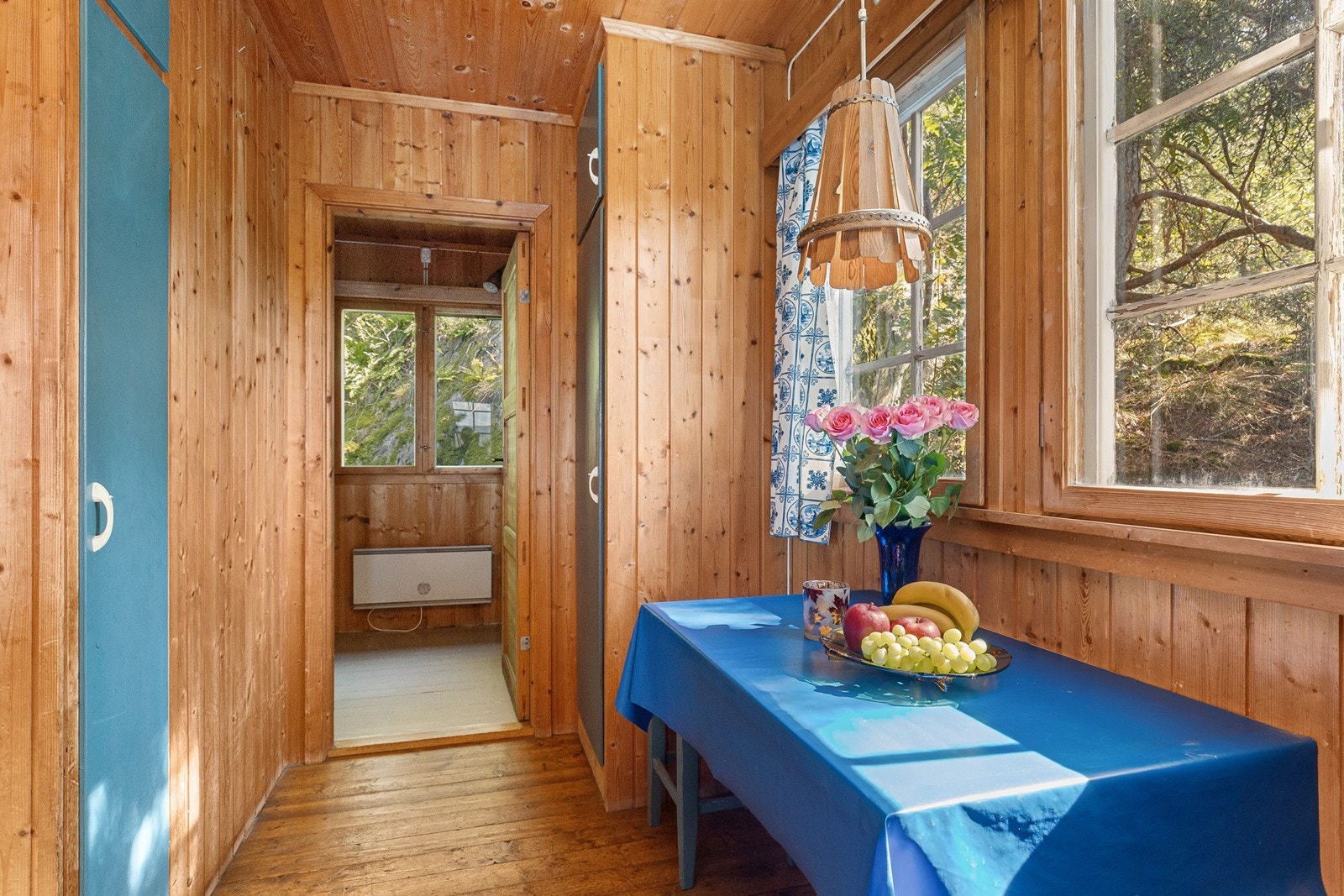 Avsatt plass til et lite spisebord på kjøkkenet, samt praktiske plassbygde skap Galleribilde