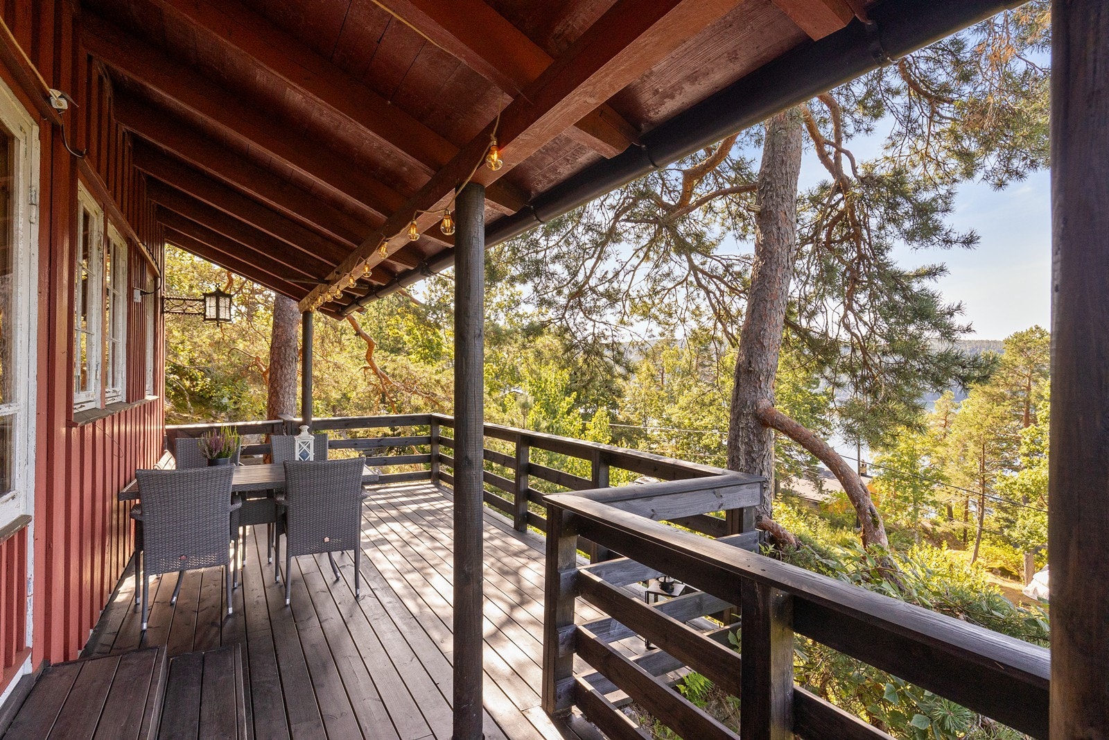 Utgang fra stue til vestvendt treterrasse på ca. 30 m², deler av terrassen under tak Galleribilde