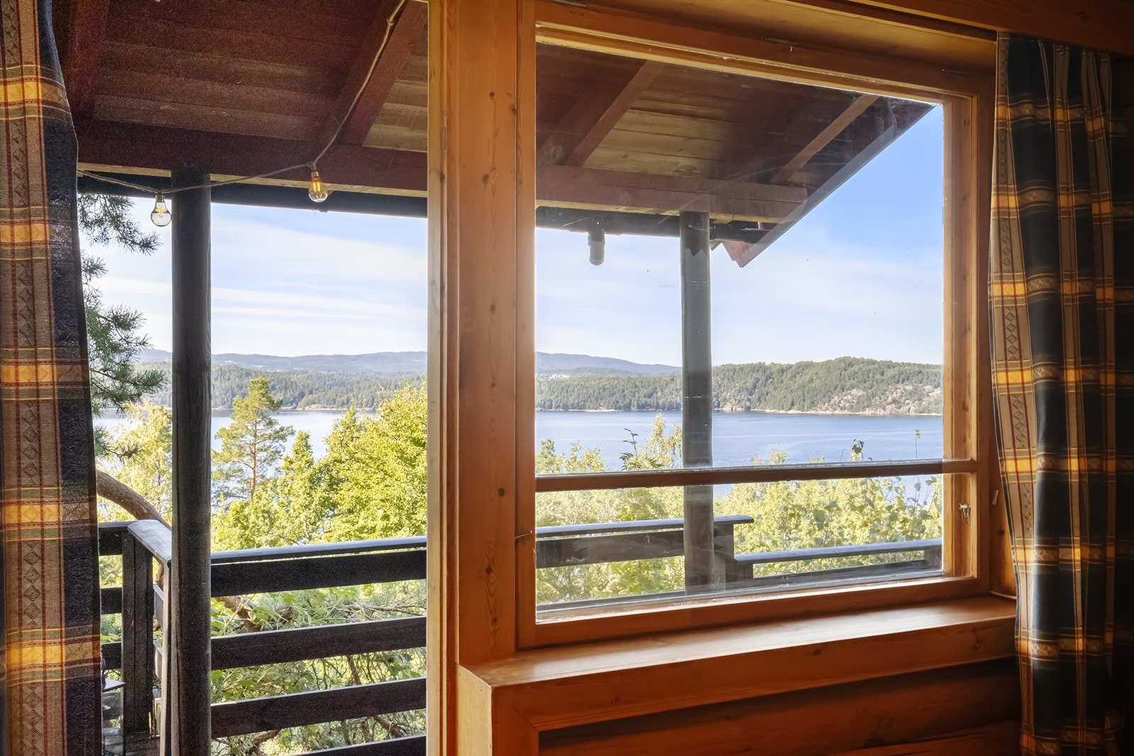 Velkommen til en høyt og vestvendt beliggende fritidsbolig med nydelig utsikt mot Oslofjorden Galleribilde