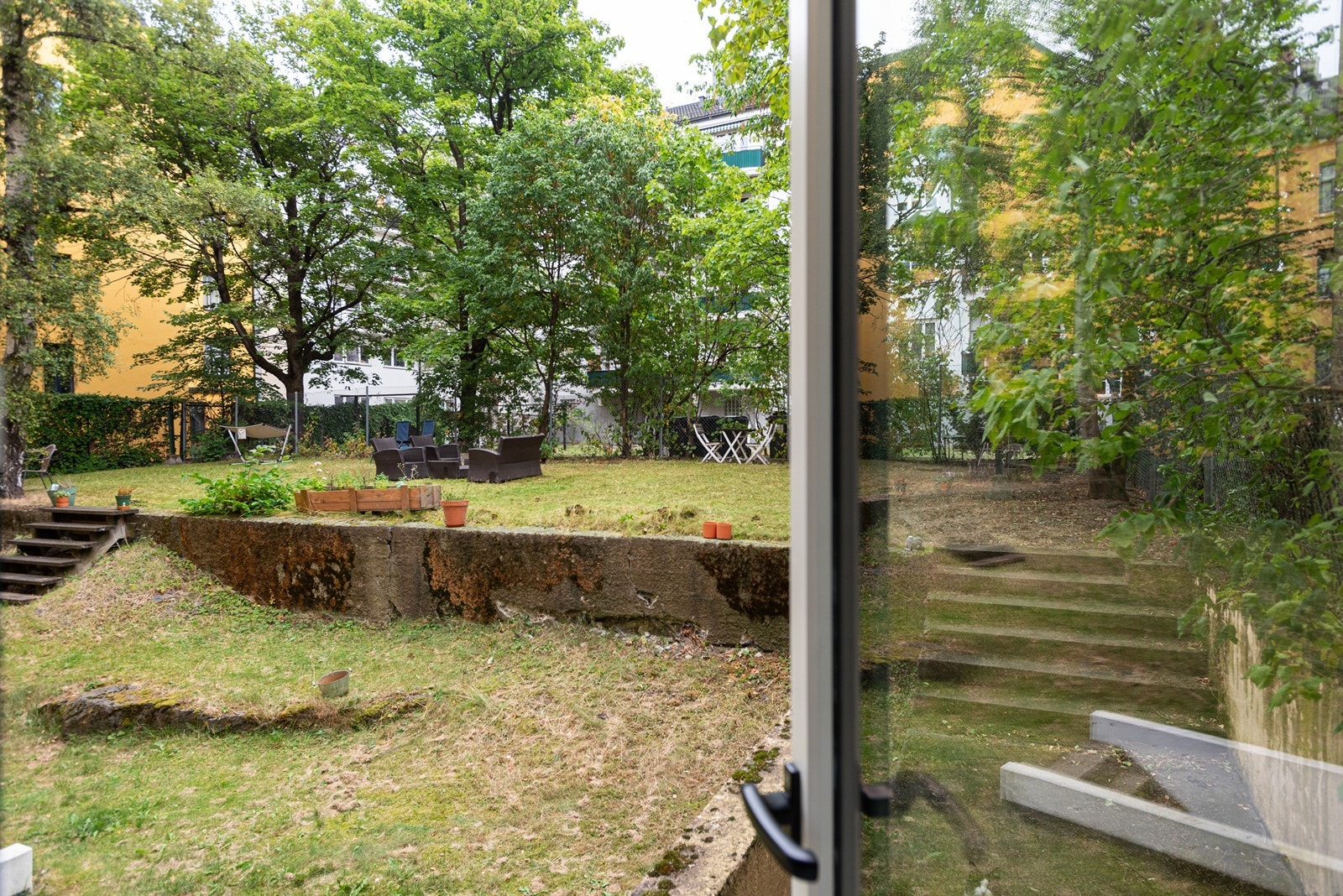 Utsikt mot rolig bakhage fra soveromsvinduet Galleribilde