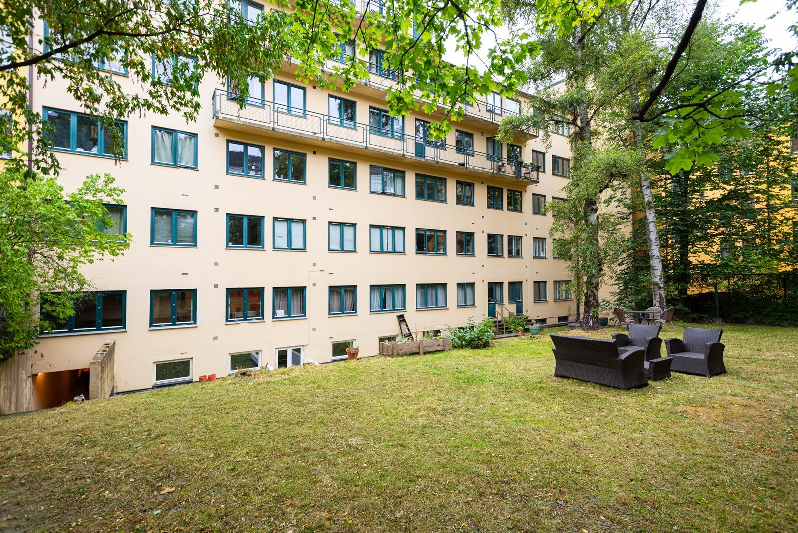 Hyggelige, grønne fellesarealer rundt bygården Galleribilde