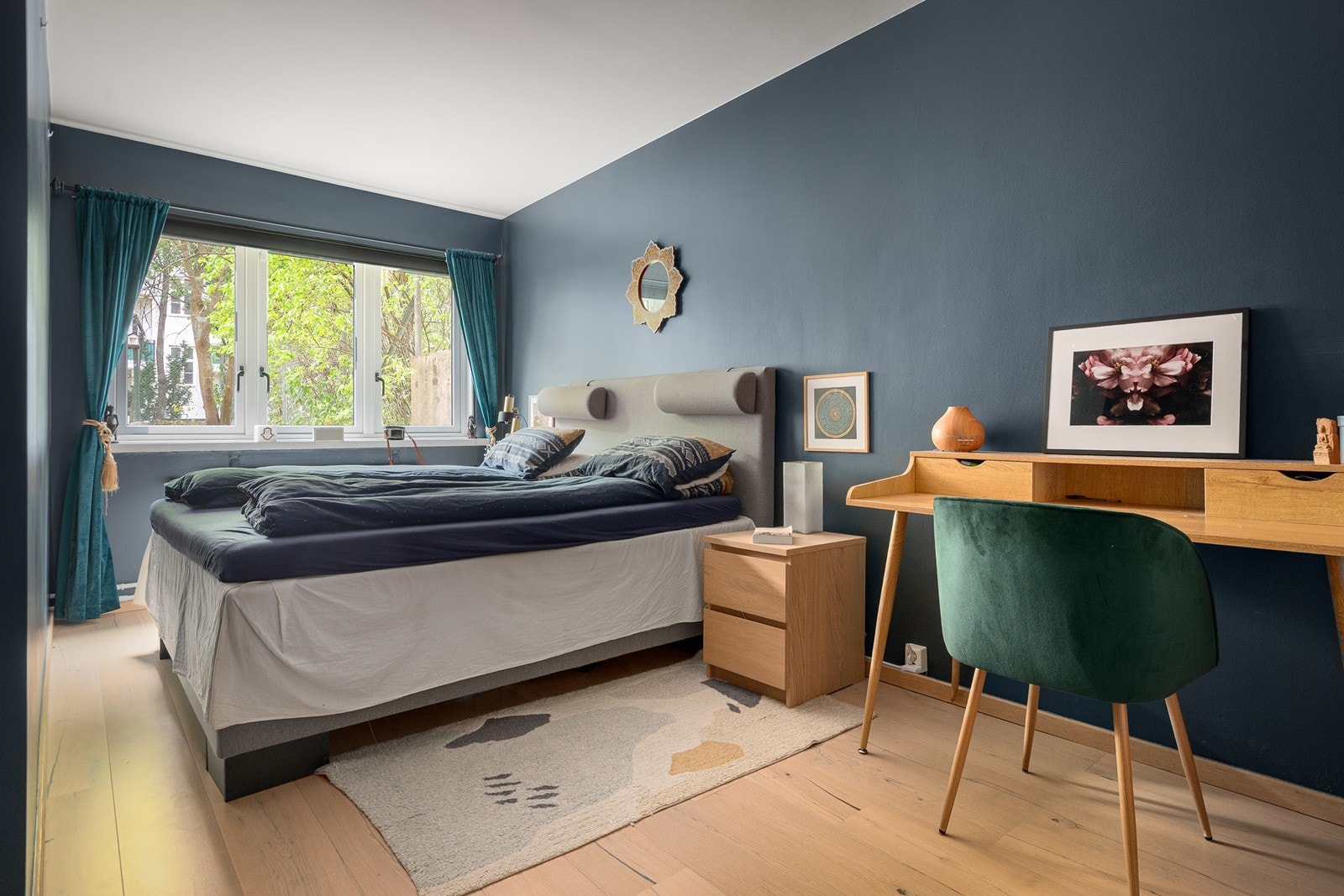 Lyst og luftig soverom med plass til nattbord på begge sider, samt vindusflater som slipper inn rikelig med naturlig lys Galleribilde