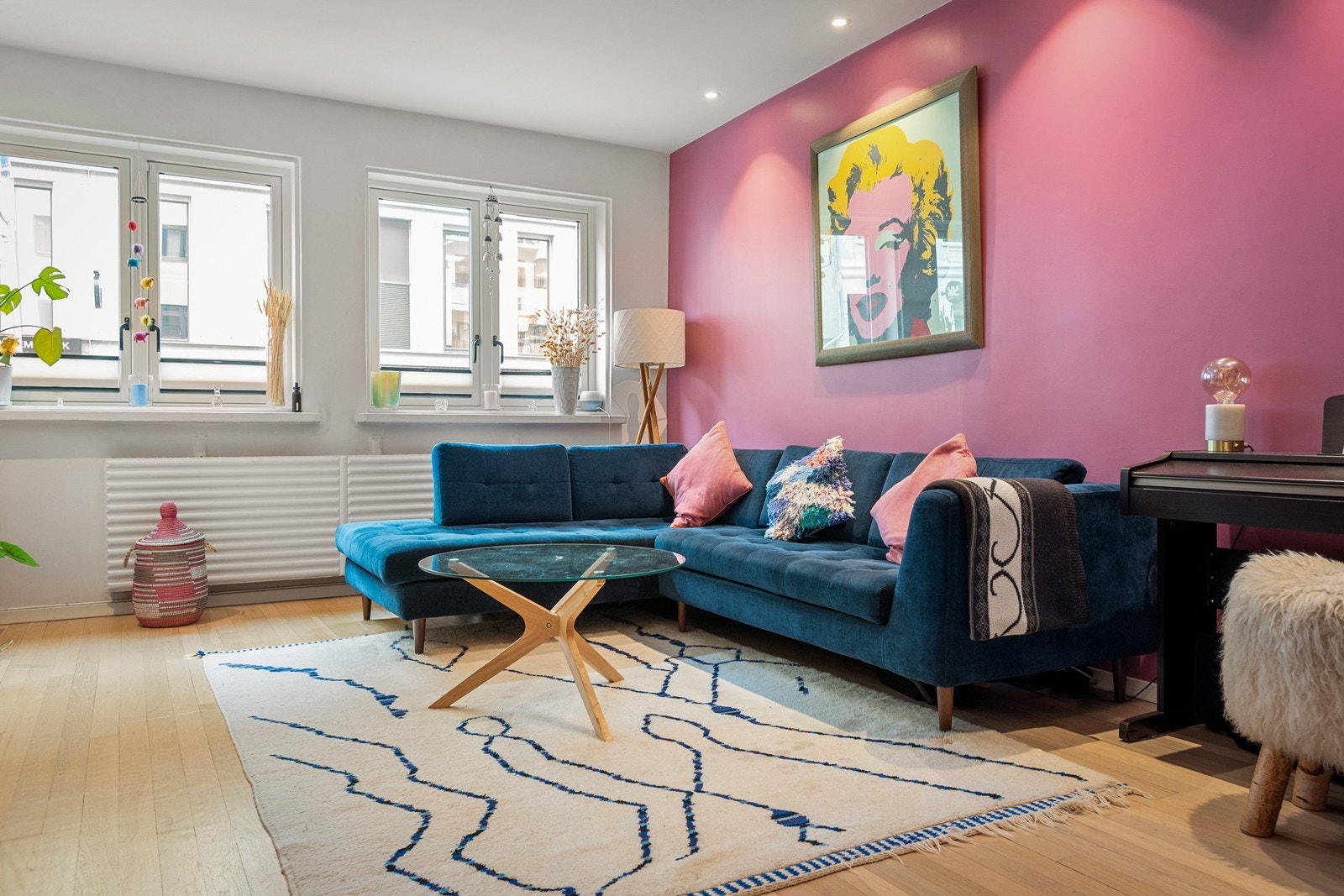 Leiligheten har flere vindusflater som slipper inn rikelig med dagslys Galleribilde