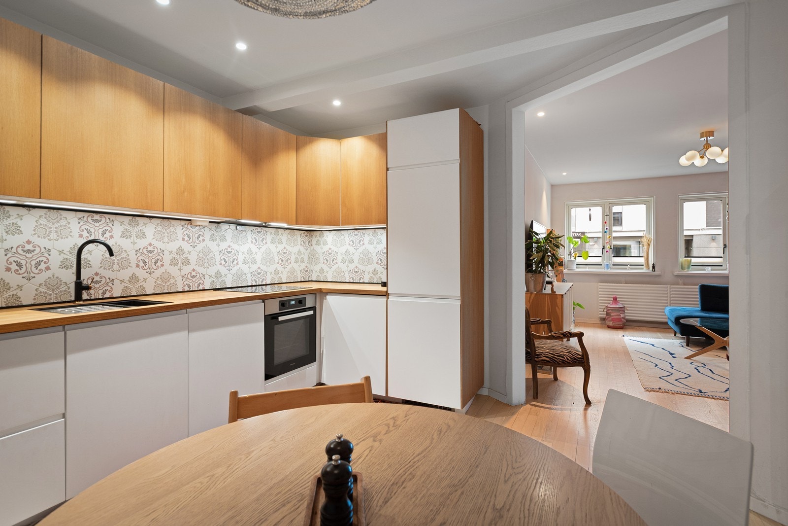 Videre finner du integrert kjøl/frys, oppvaskmaskin, stekeovn og platetopp Galleribilde