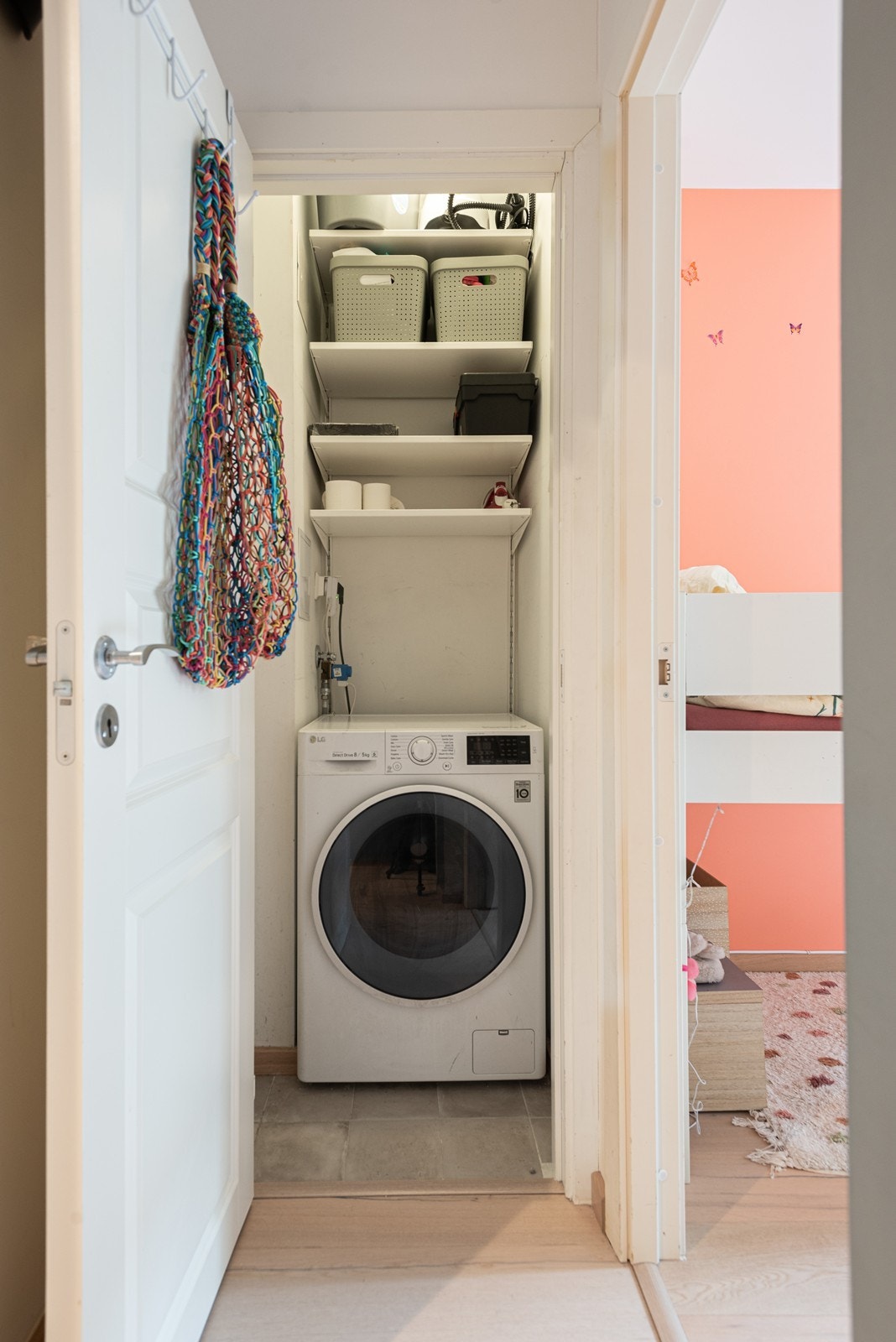 Praktisk, liten bod til vaskemaskin og øvrig lagring Galleribilde