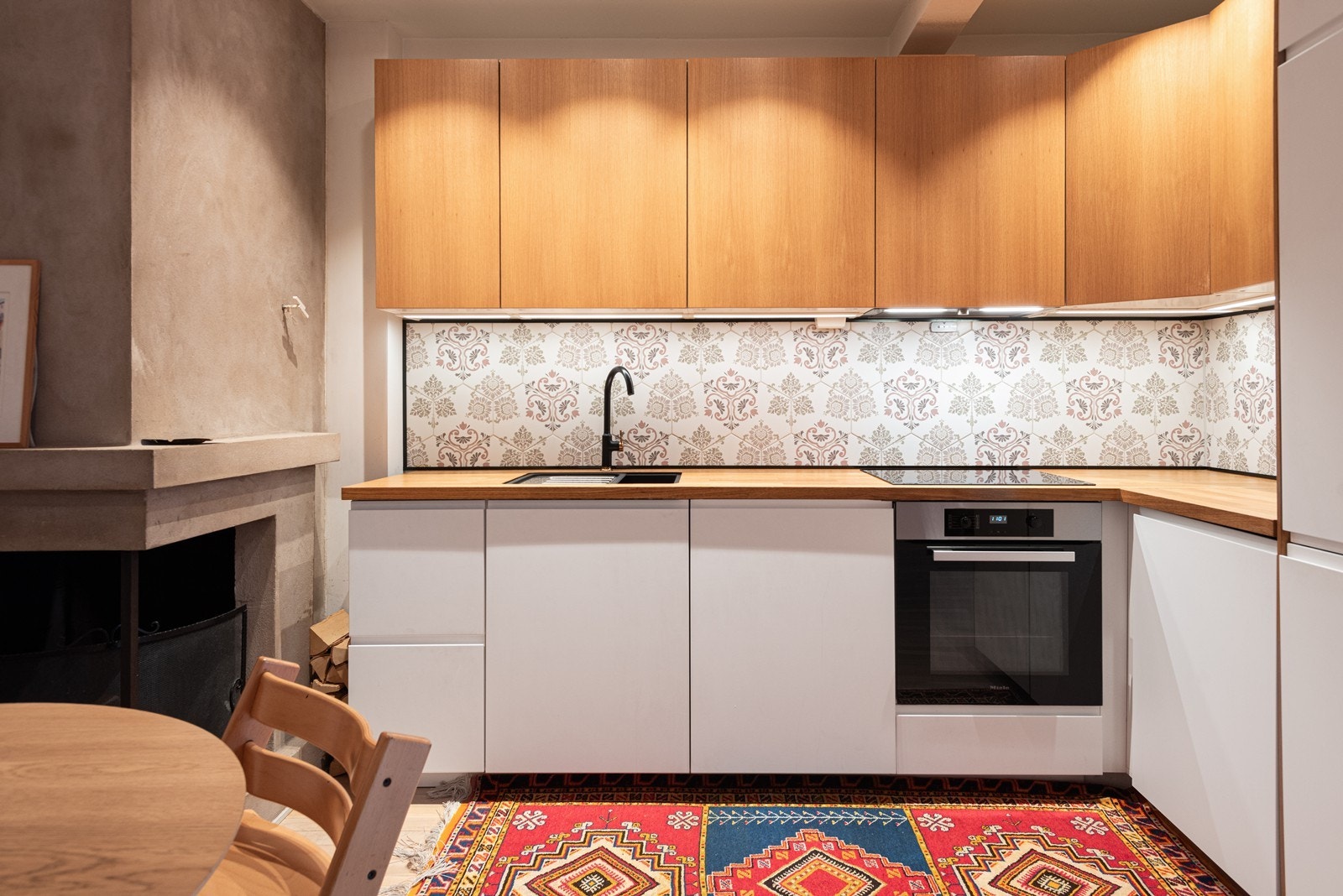 Kjøkkenet har innredning med kullfiltervifte over koketoppen samt opplegg for oppvaskmaskin Galleribilde