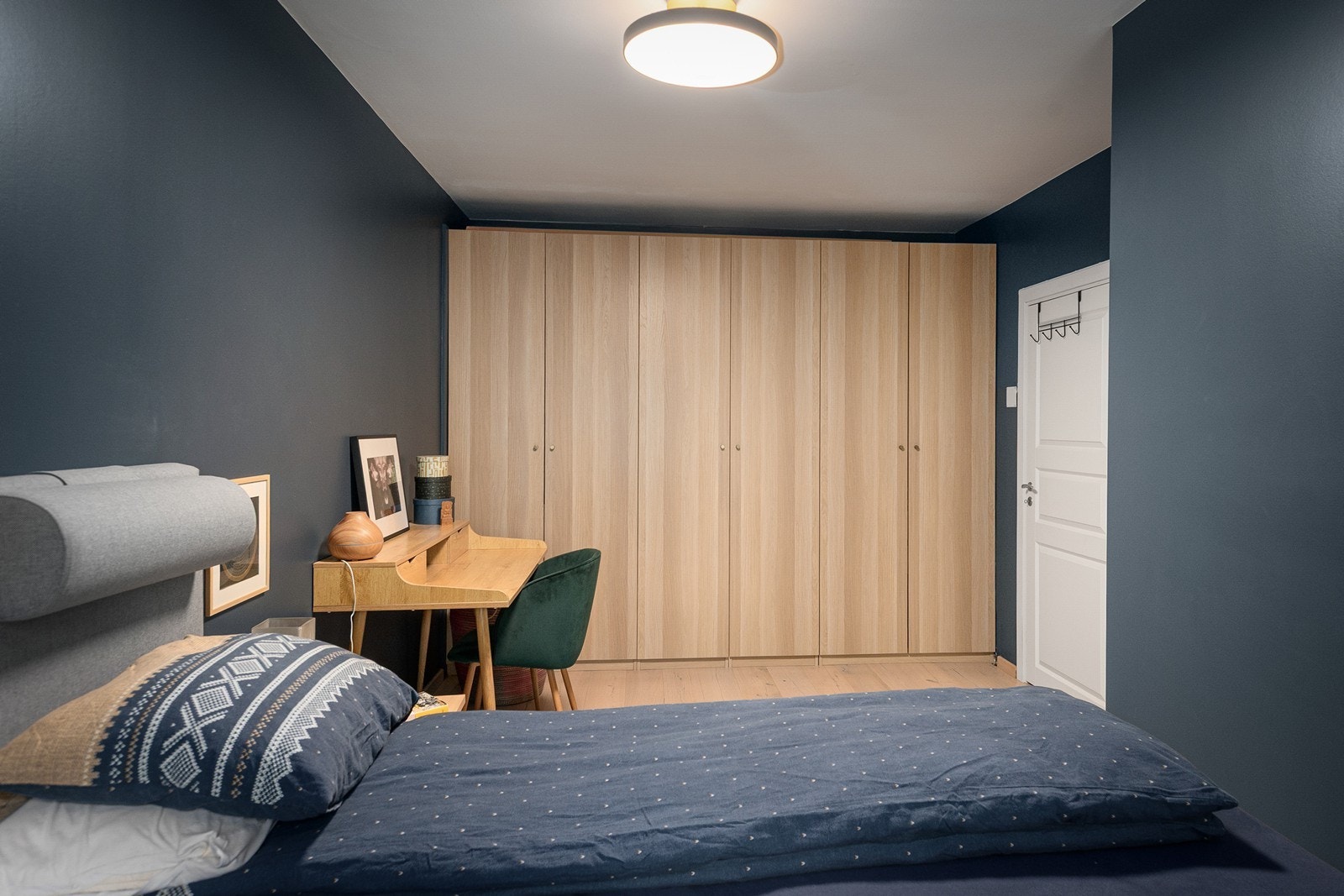 Soverommet har en stor og tilpasset skapløsning Galleribilde