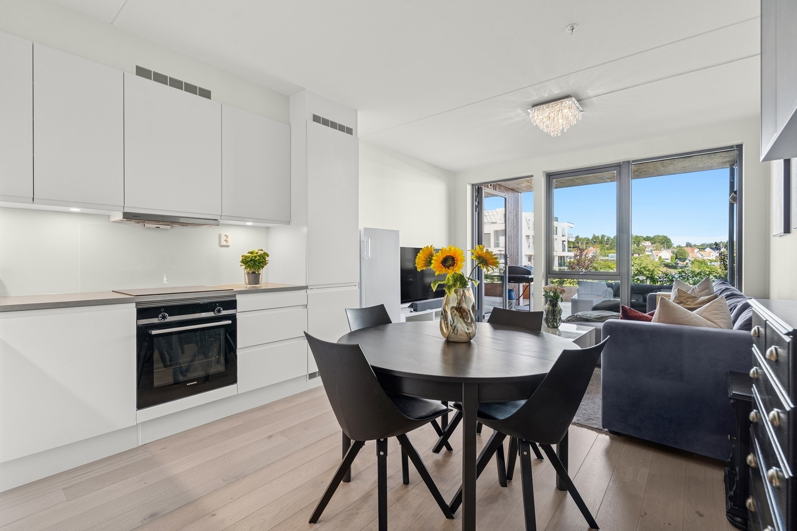 Kjøkken stue delen er lys og delikat, kjøkkenet med hvite slette fronter og veggene malt lyse Galleribilde