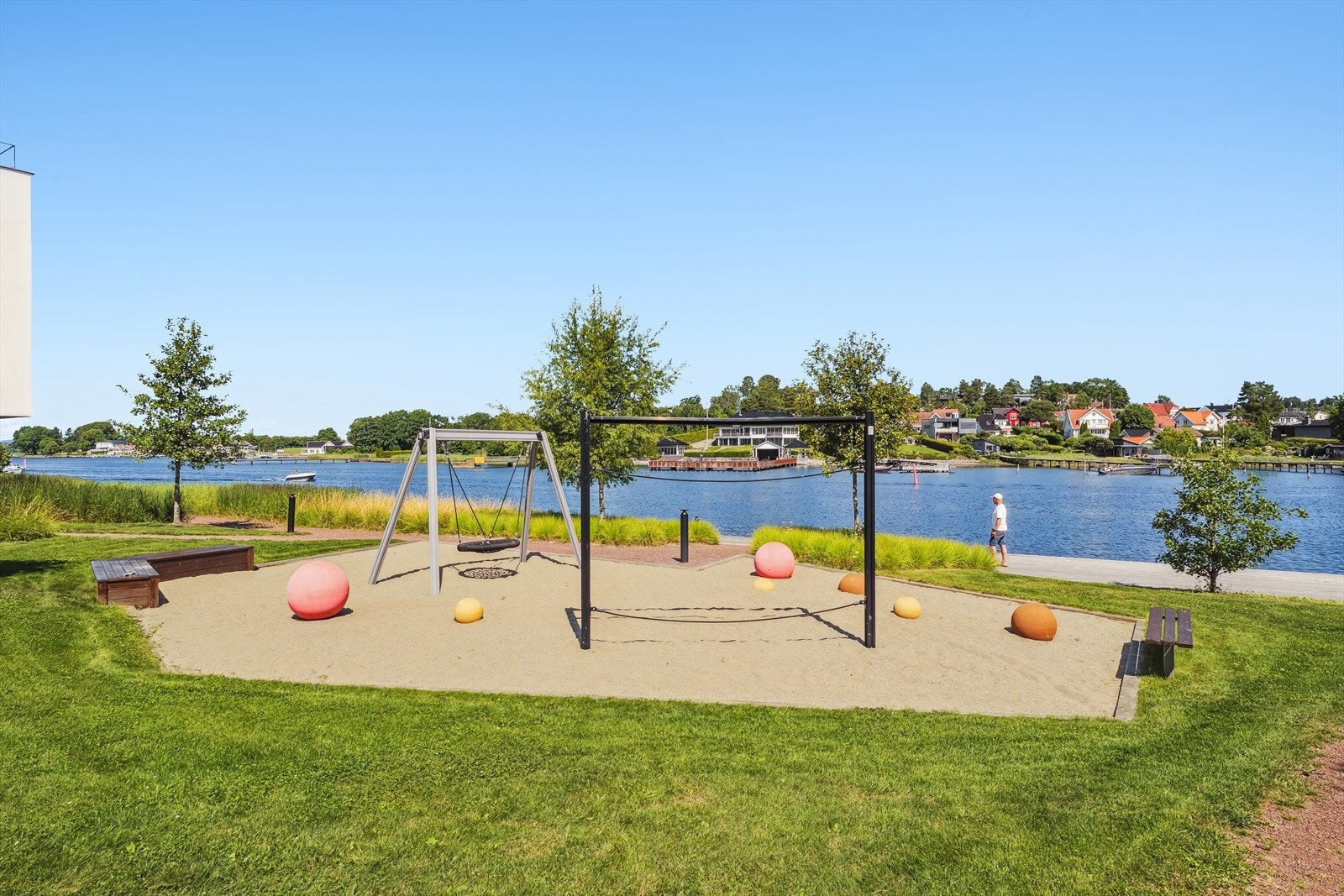 Det er flotte utenomhus områder for store og små. Badetrapper er satt ut, slik at det er enkel tilgang for både morgen- og kveldsbad. .jpg Galleribilde