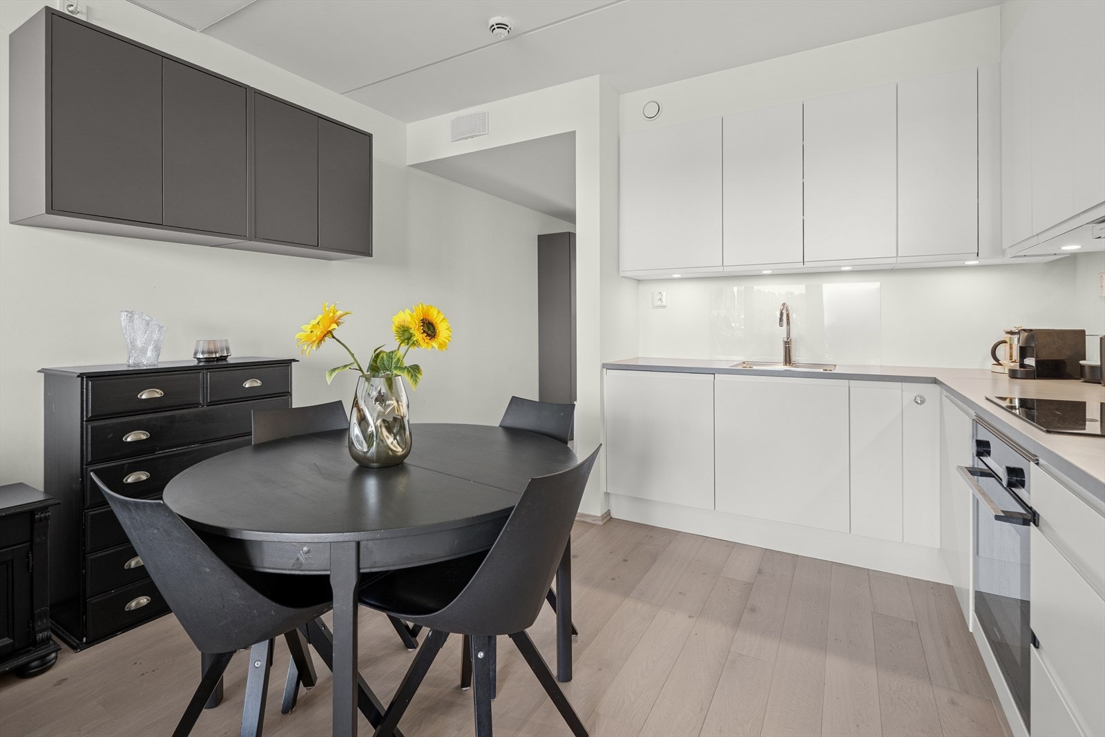 Plassen er godt utnyttet med tanke på at det er plass til både et lite spisebord og sofagruppe i den åpne løsningen Galleribilde