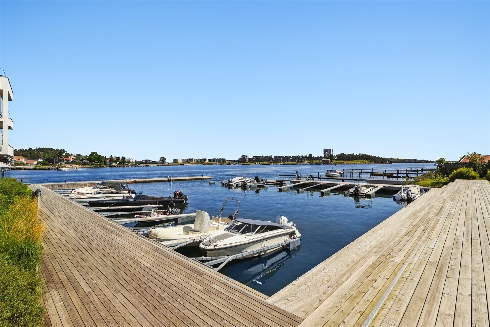 Med sine flotte uteområder er alt lagt til rette for trivsel og hygge på Husøy Havn! Galleribilde