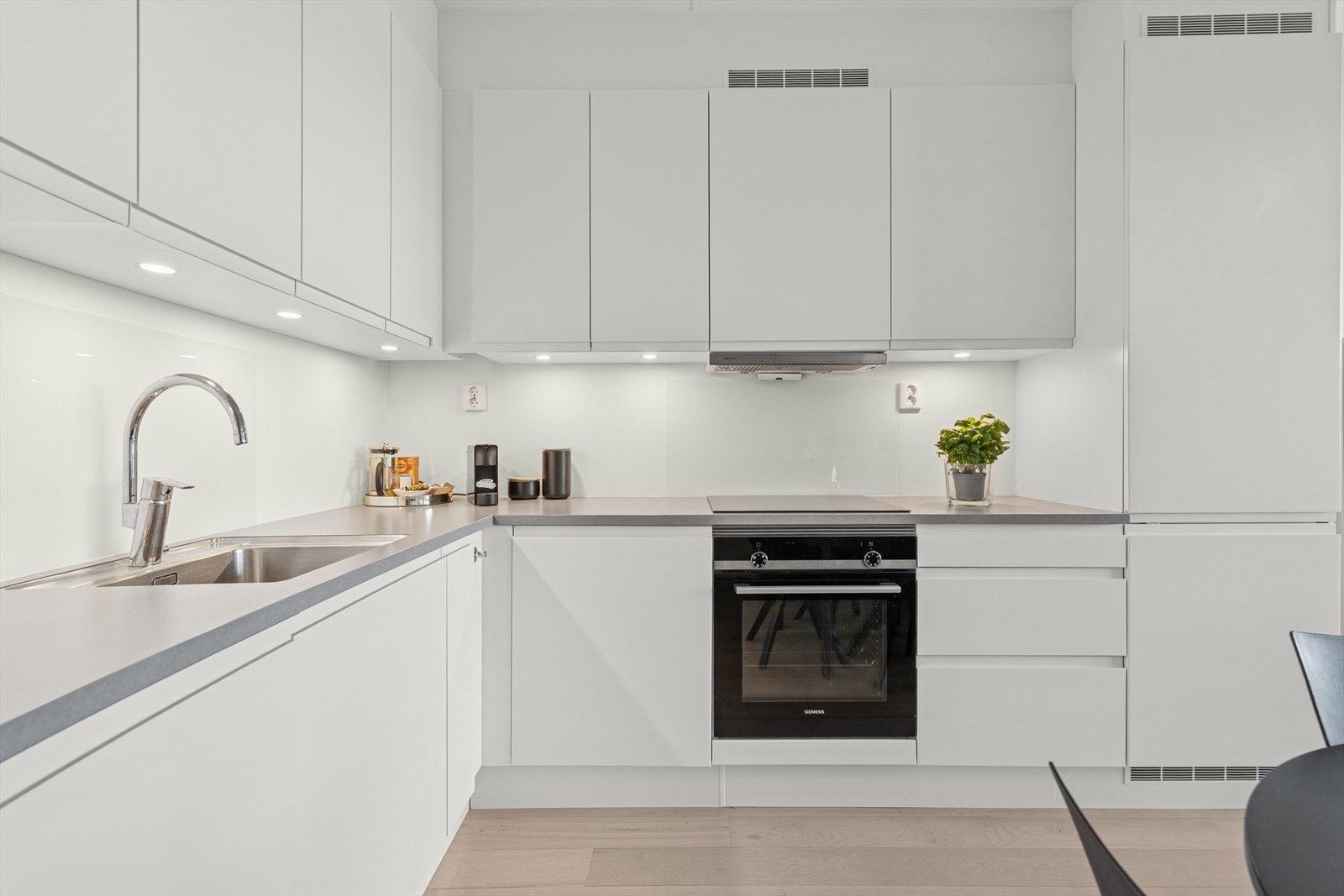 Leiligheten er lys og delikat på 45 kvm med parkeringsplass og bod. Inne er det åpen stue/kjøkkenløsning, bad, soverom og entré Galleribilde