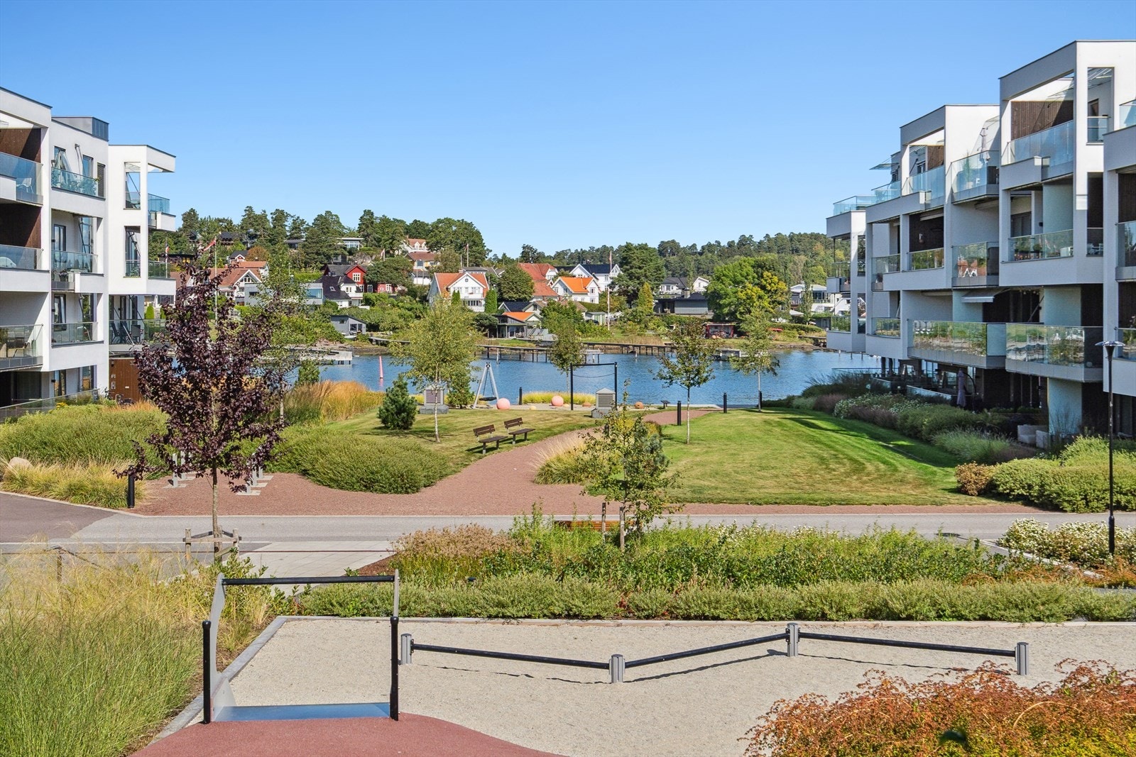 Pent opparbeidet uteområde med utsikt fra terrasse Galleribilde