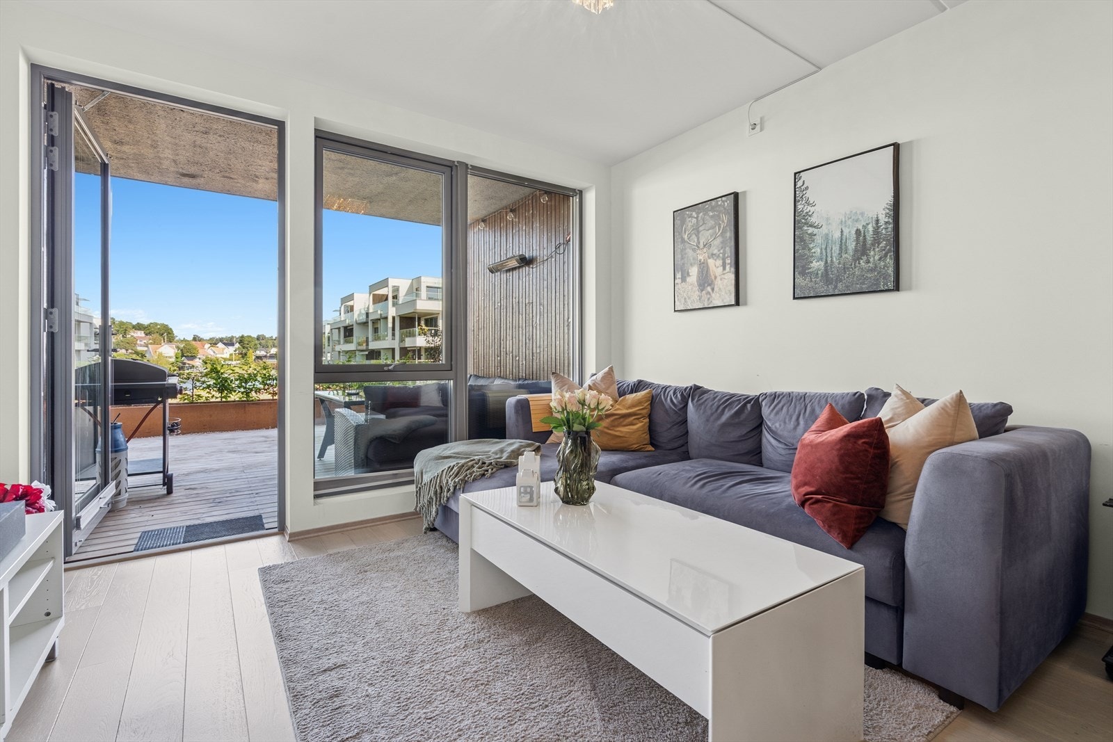 De store vindusflatene slipper inn godt med lys Galleribilde