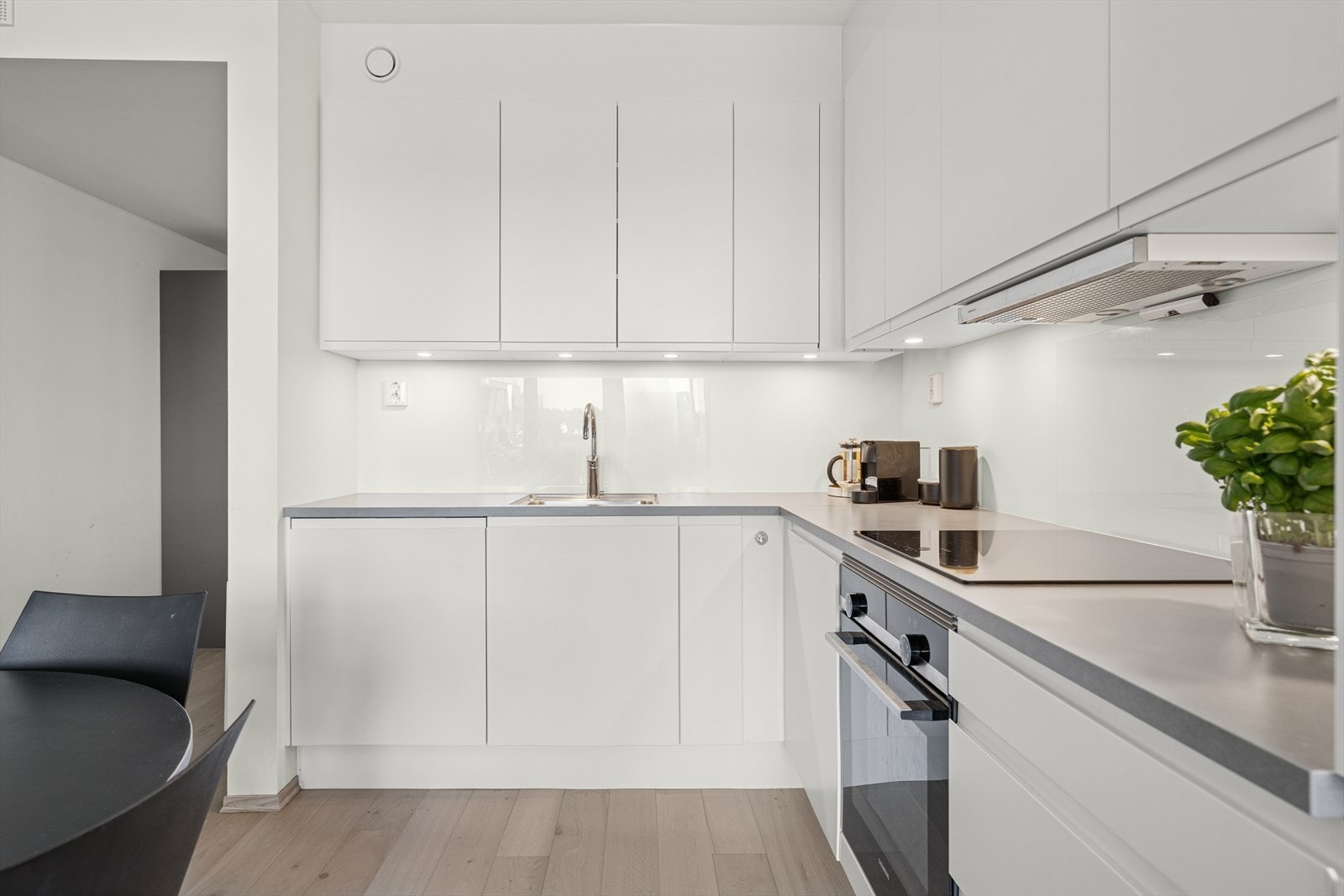 Kjøkkenet er godt utnyttet med tanke på skap og benkeplass Galleribilde