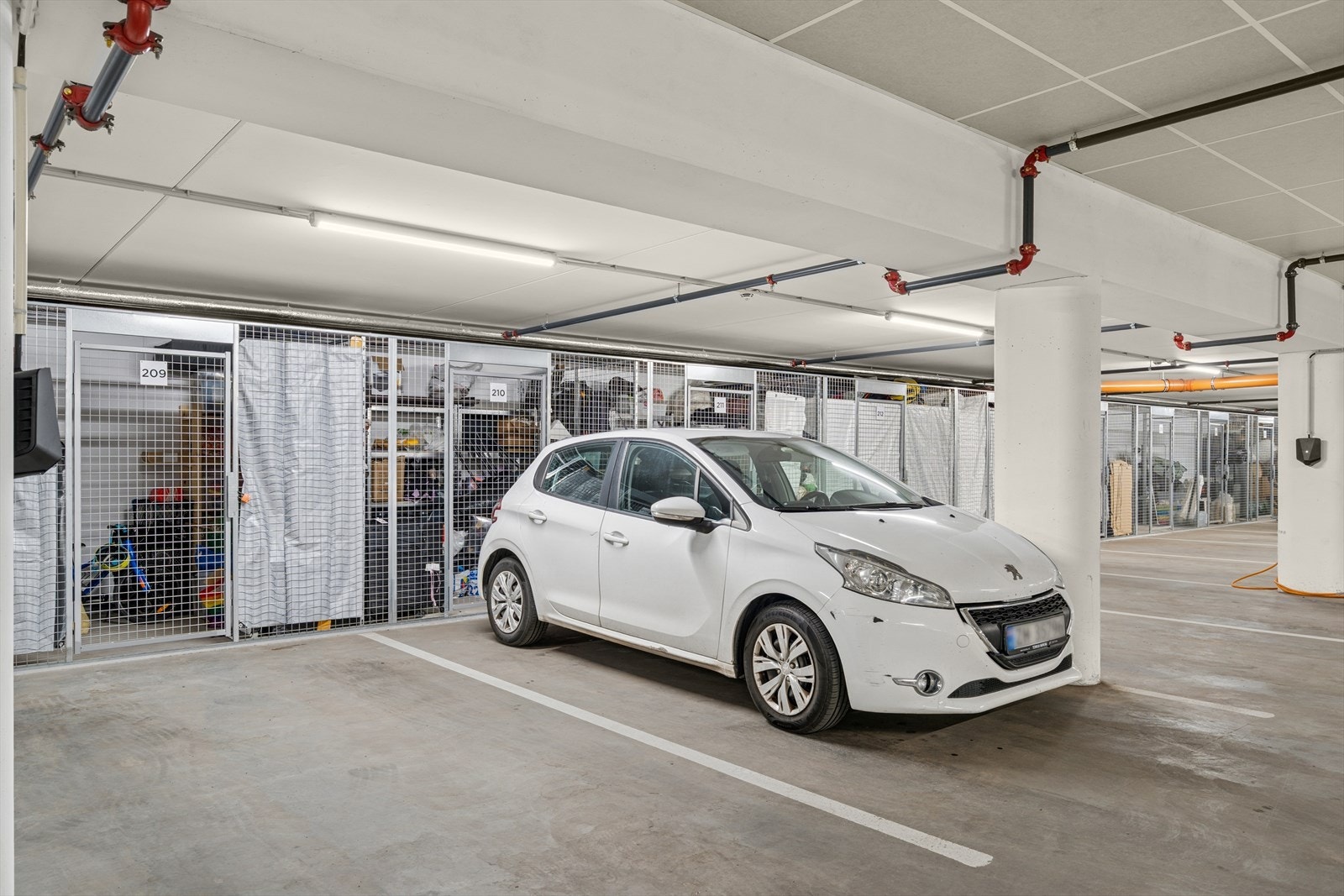 Parkeringsplass medfølger og bod Galleribilde