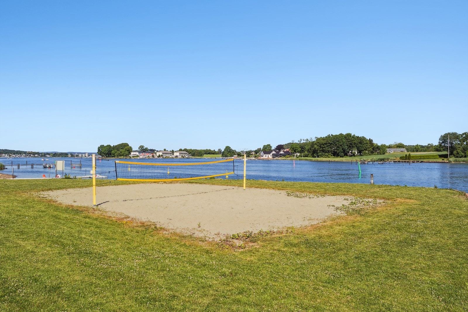 På området er det også sandvolleyballbane, sandstrand og Ole III som tar deg over til Husvik. Galleribilde