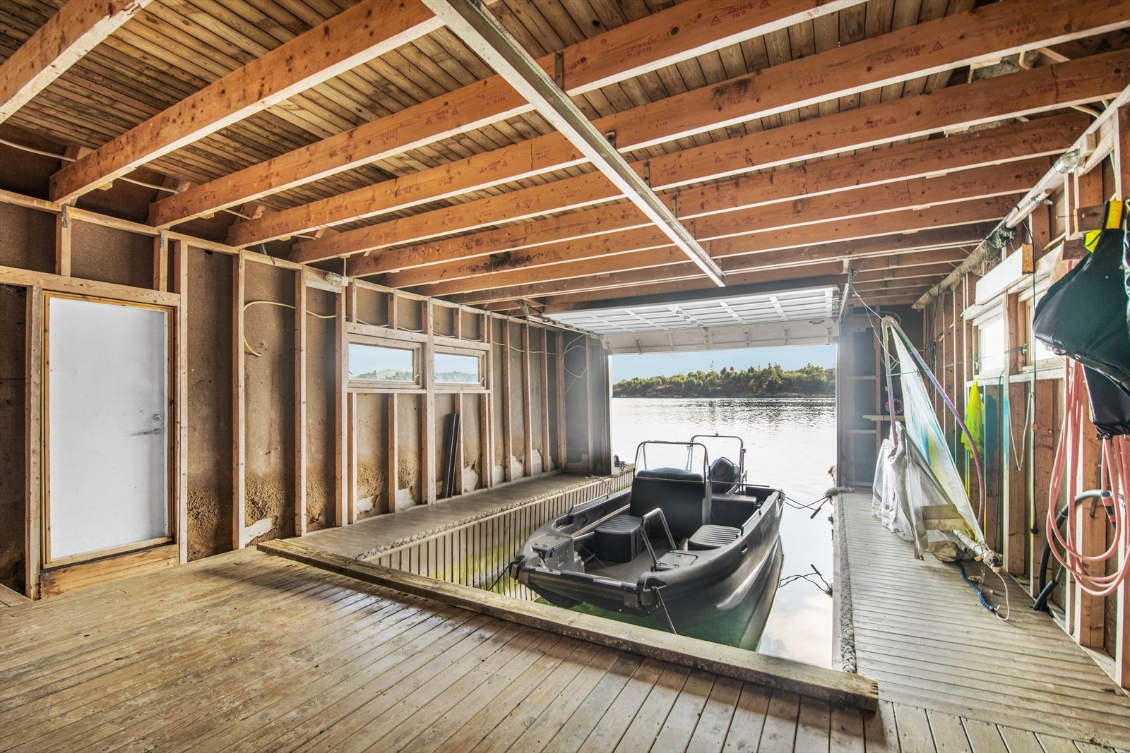 Naust - lysåpning til båt er ca. 22 kvm Galleribilde