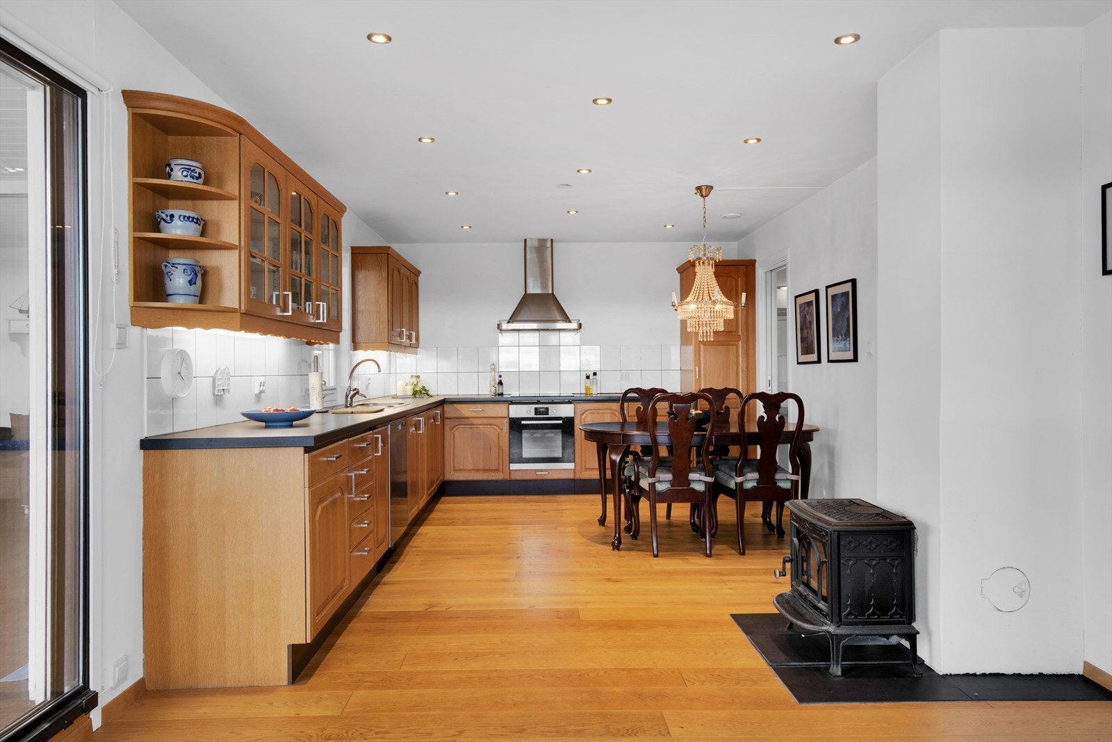 Kjøkken - praktisk innredet med god benk- og lagringsplass Galleribilde