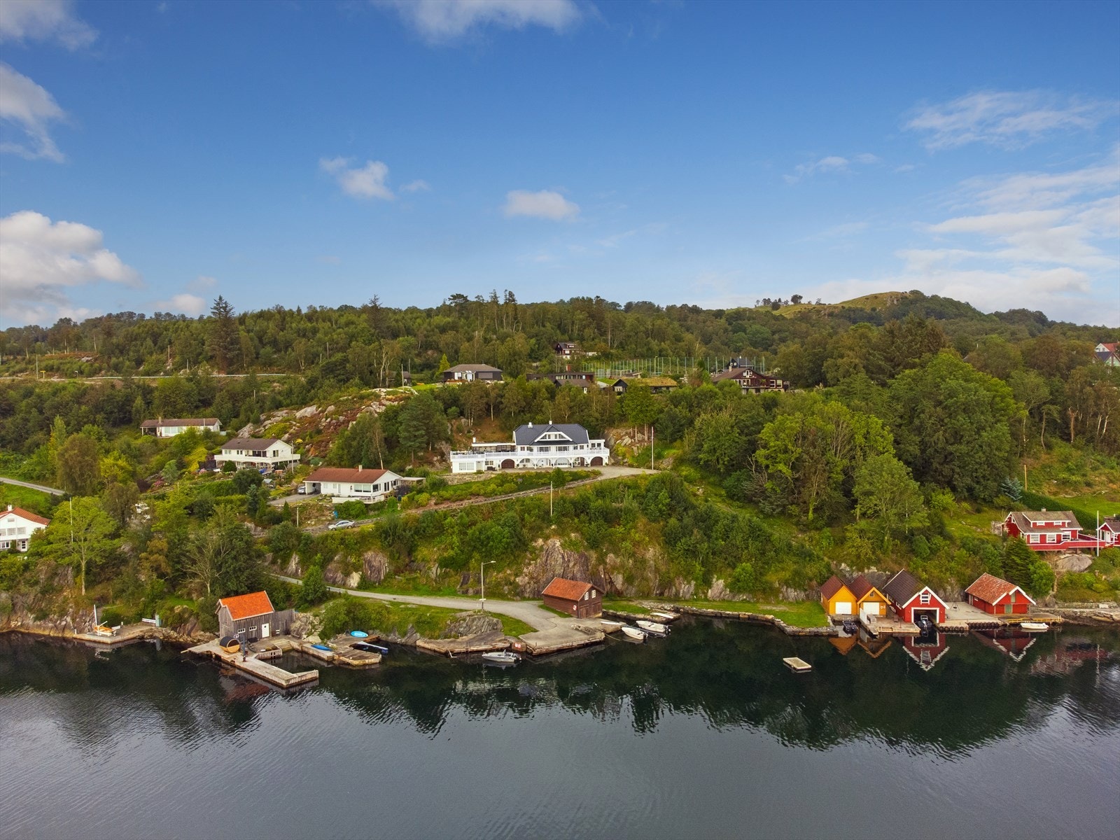 Eiendommen har en unik beliggenhet med panoramautsikt mot fjorden Galleribilde