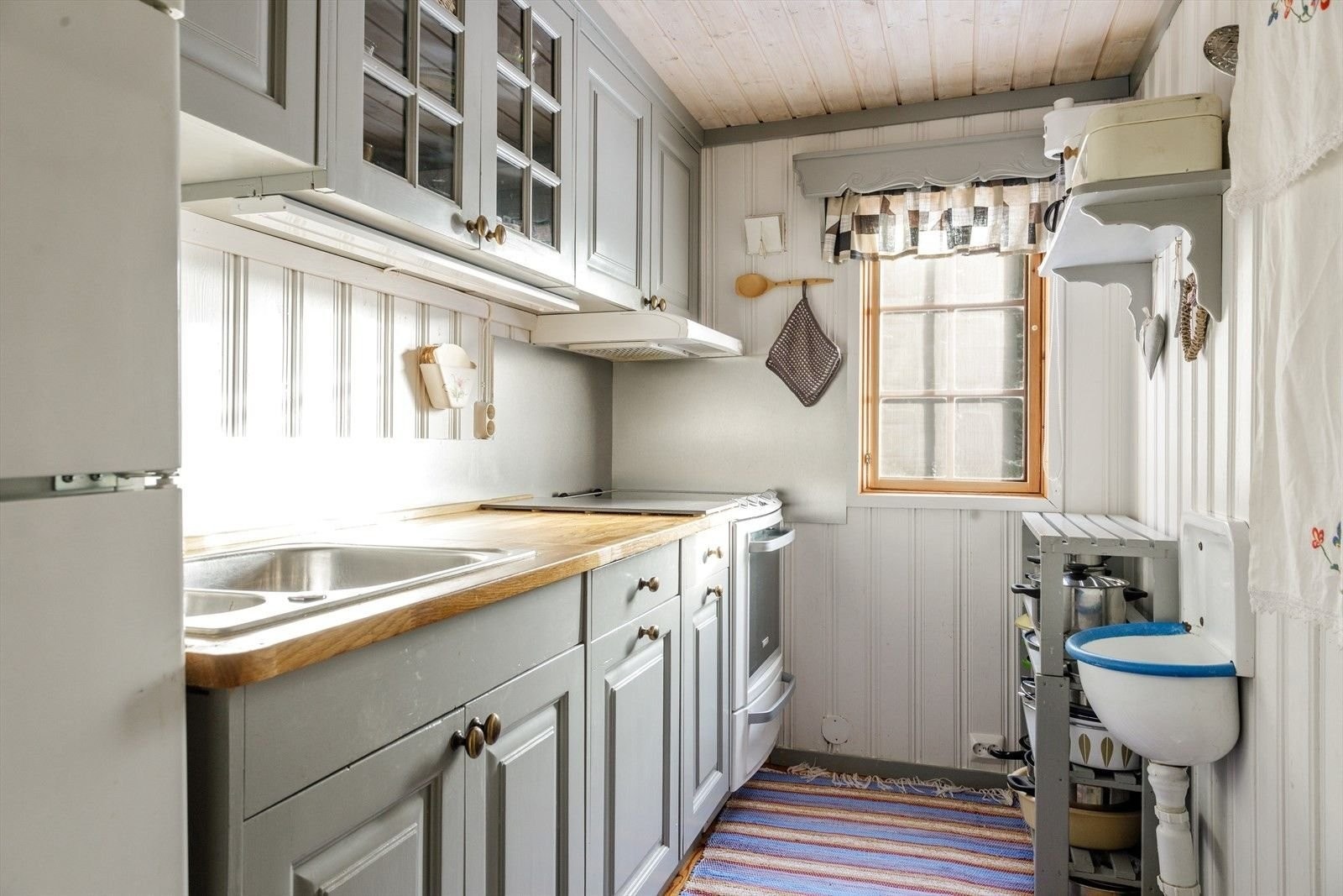 Kjøkkenet er adskilt fra stuen. Praktisk med kjøleskap, komfyr og utslagsvask. Galleribilde