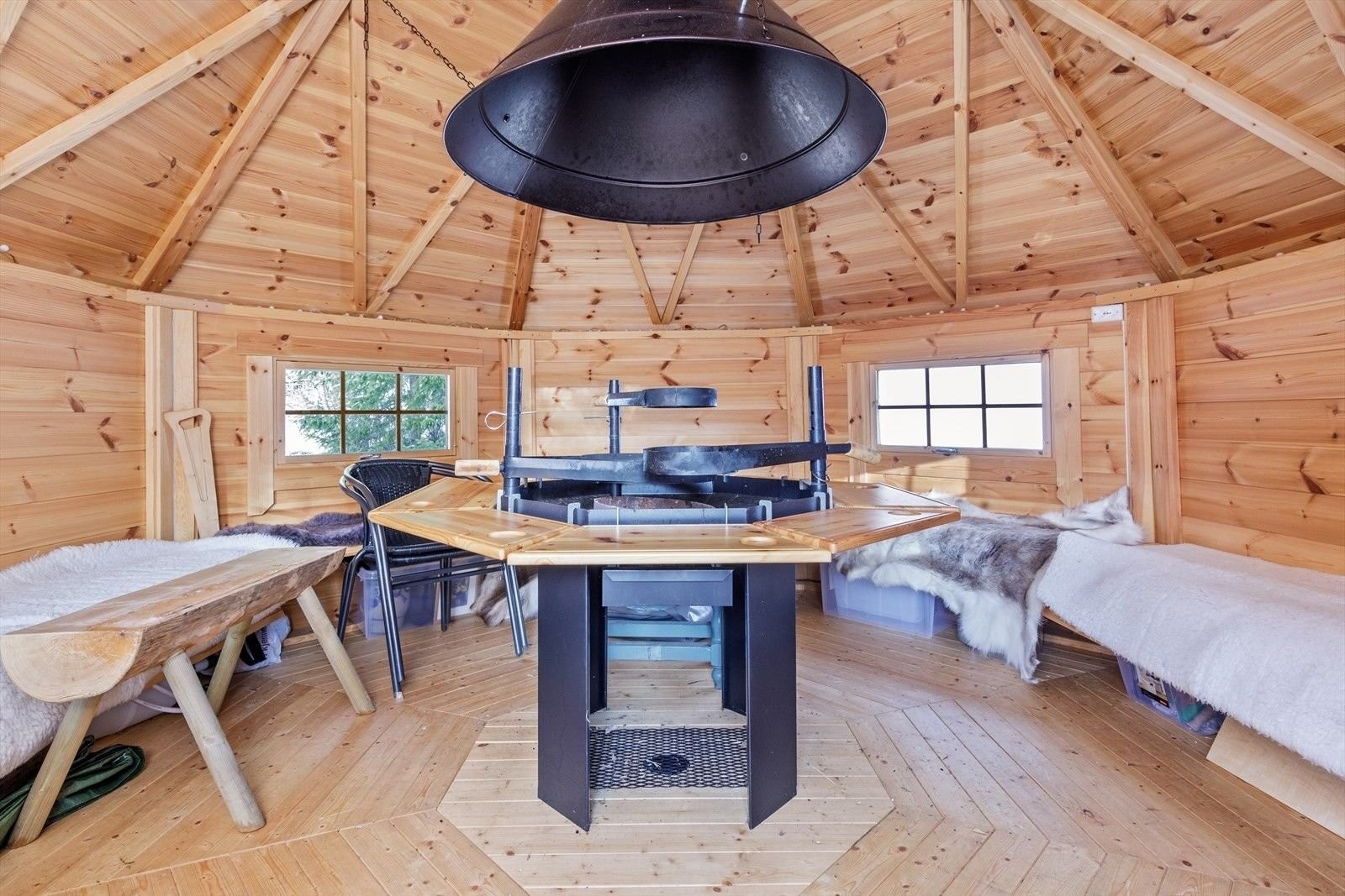 Grillhytta er bygget for familie og venner, sommer som vinter. Her er det også 3 benker til overnatting. Galleribilde