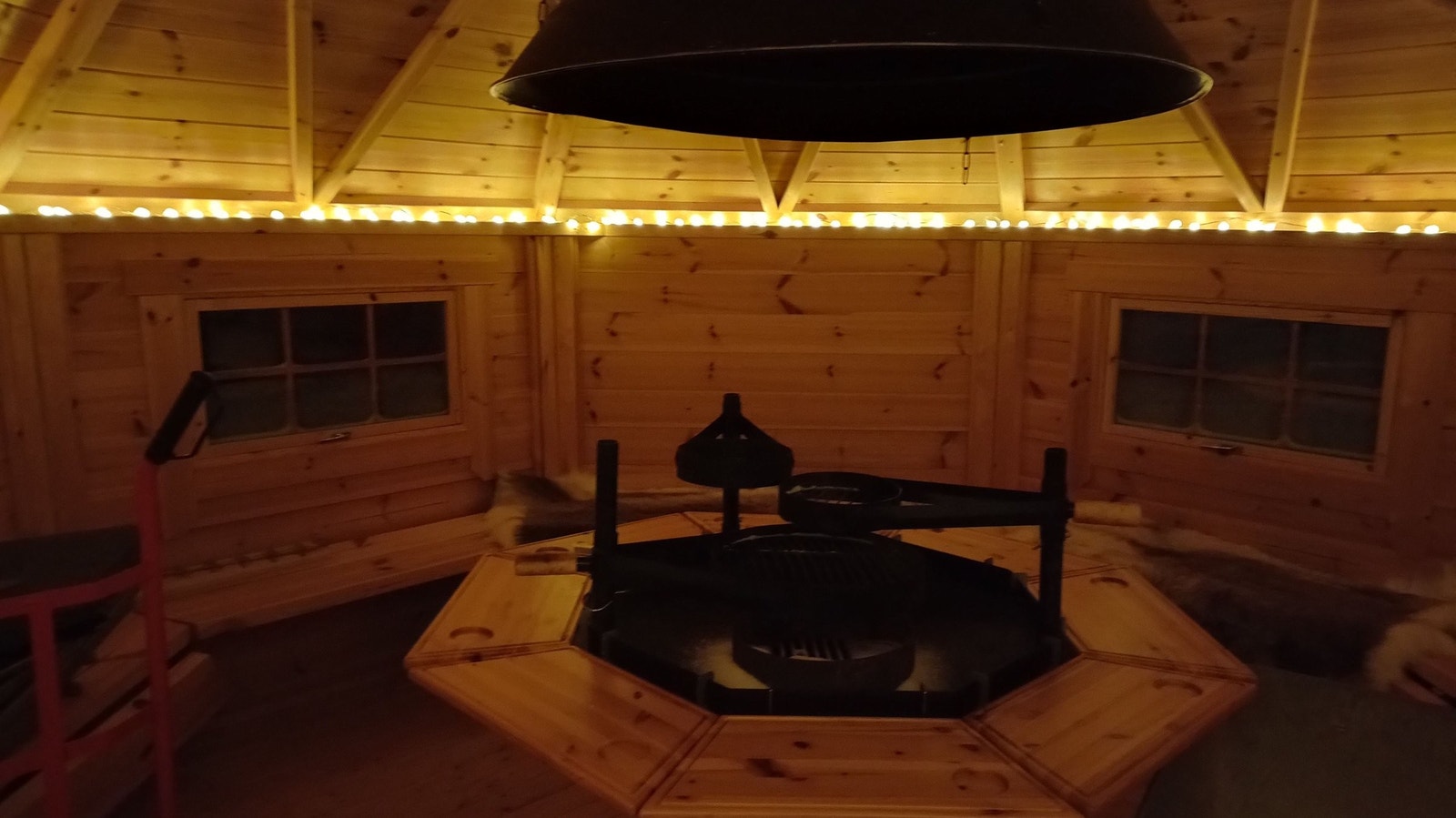 Inni grillhytta er det plass til mange rundt bålpanna, hvor det kan tilberedes mat i flere etasjer. Galleribilde