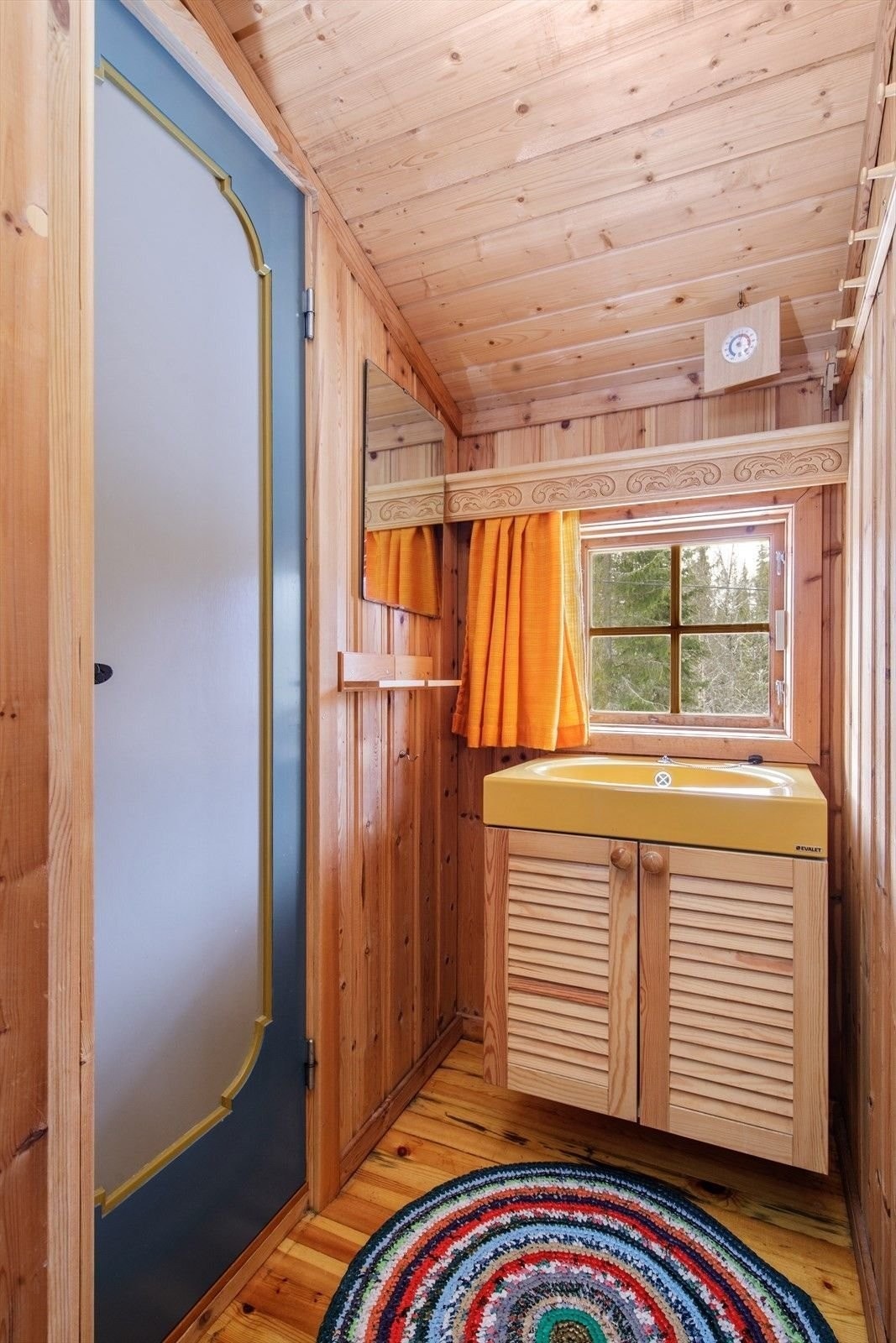 Praktisk usjenert rom med vask i nærheten av det ene soverommet. Galleribilde