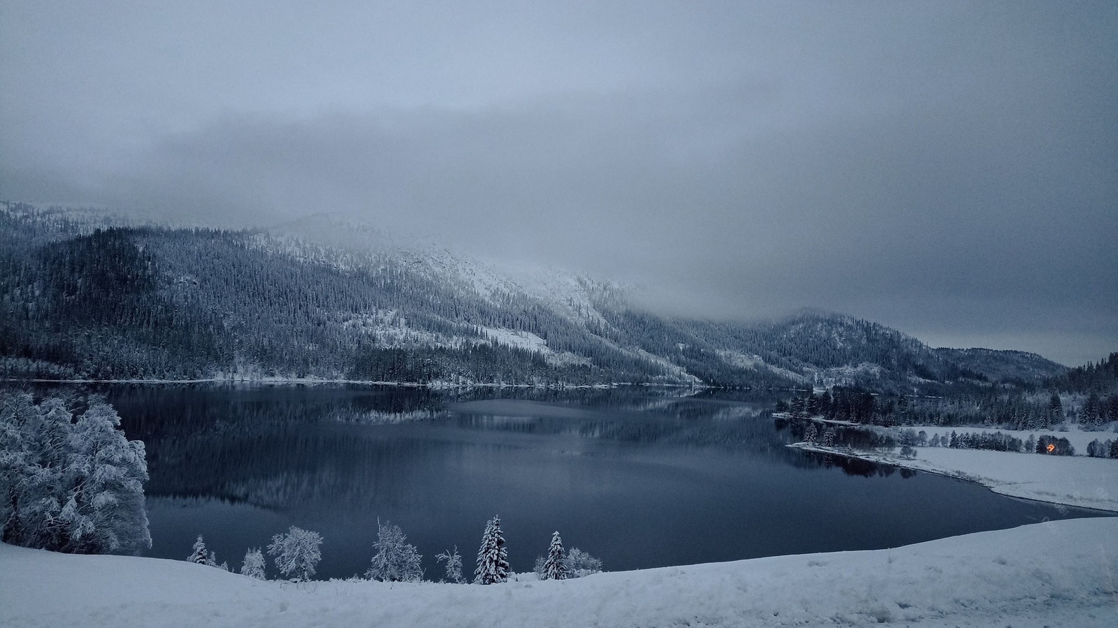 Lognvikvatnet ligger rett på nedsiden. Galleribilde