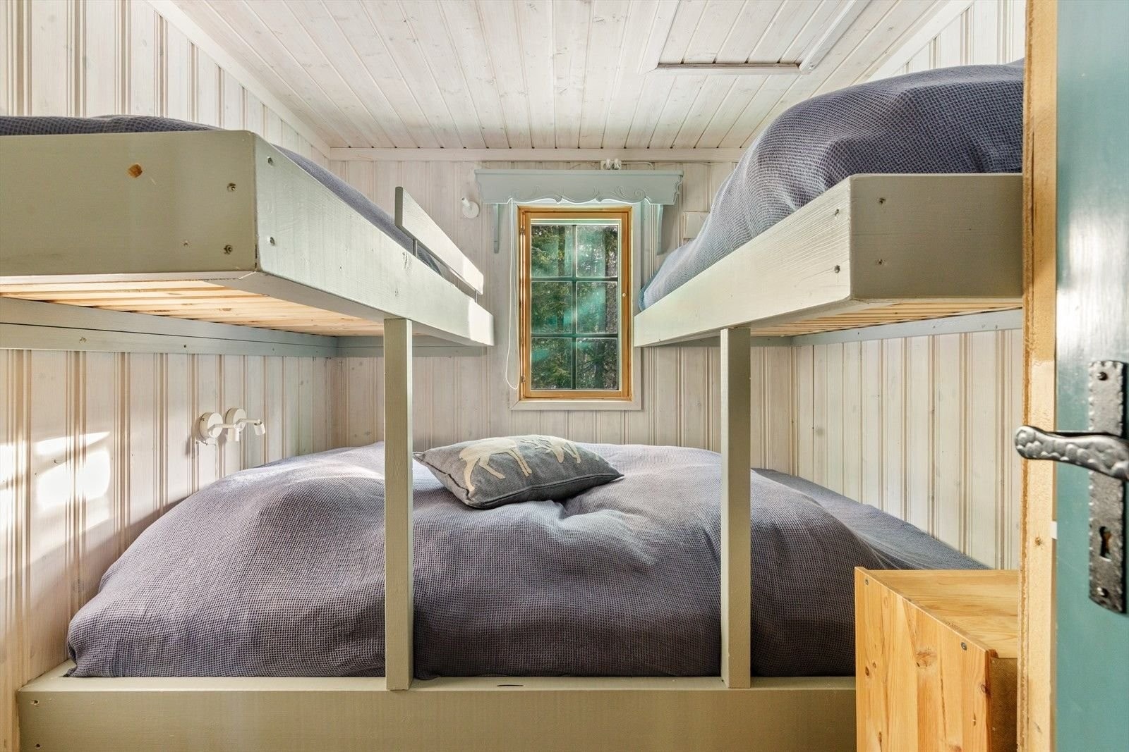 Her er soverom I med 4 sengeplasser. Overkøya til venstre kan vippes opp når den ikke er i bruk. Galleribilde