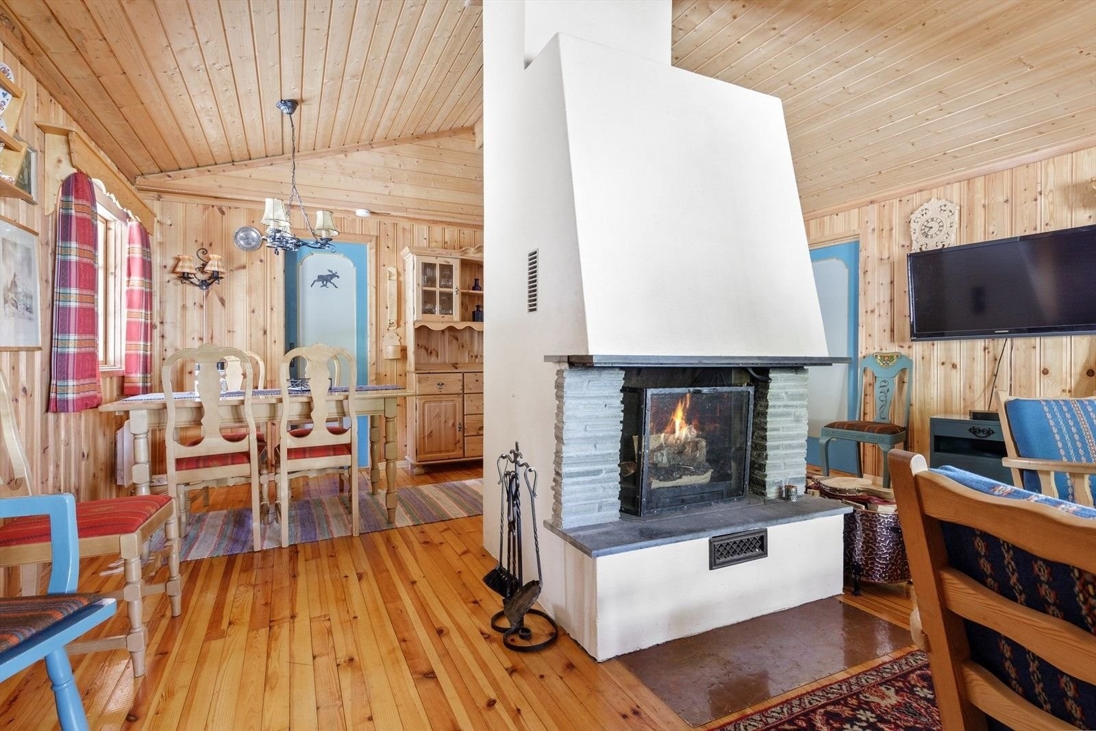 Stuen har både vedovn og åpen peis. Galleribilde