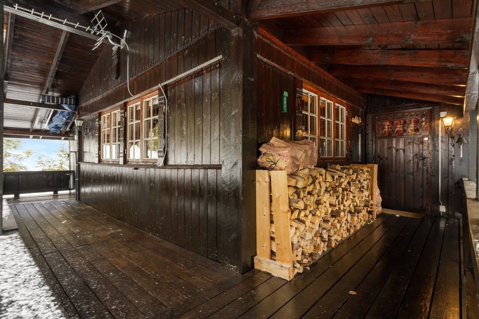 Praktisk og romslig svalegang for både oppbevaring og avslapping. Her slipper man også å måke snø ved behov nattestid. Galleribilde