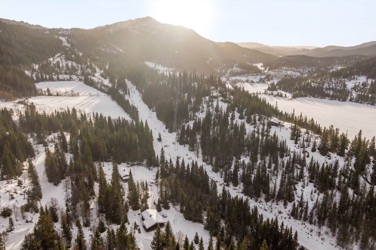 Nydelig turområde, sommer som vinter. Galleribilde