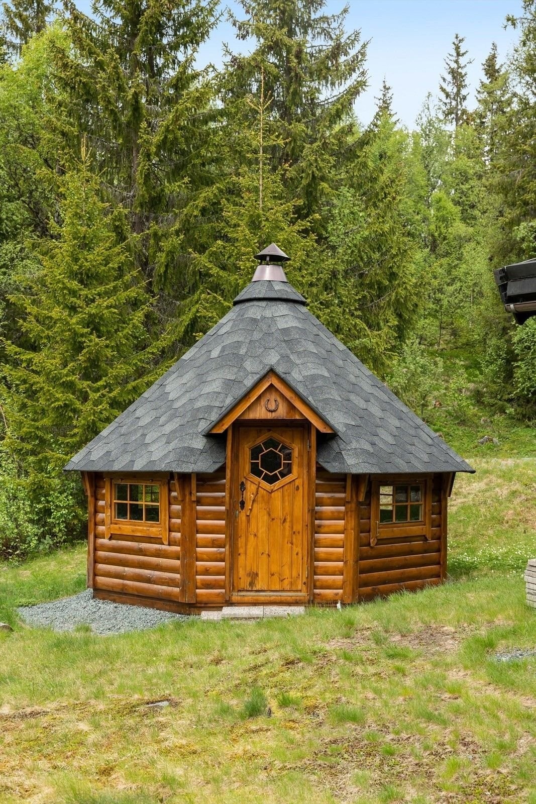 Flott og koselig grillhytte, bygget i 2015. Galleribilde