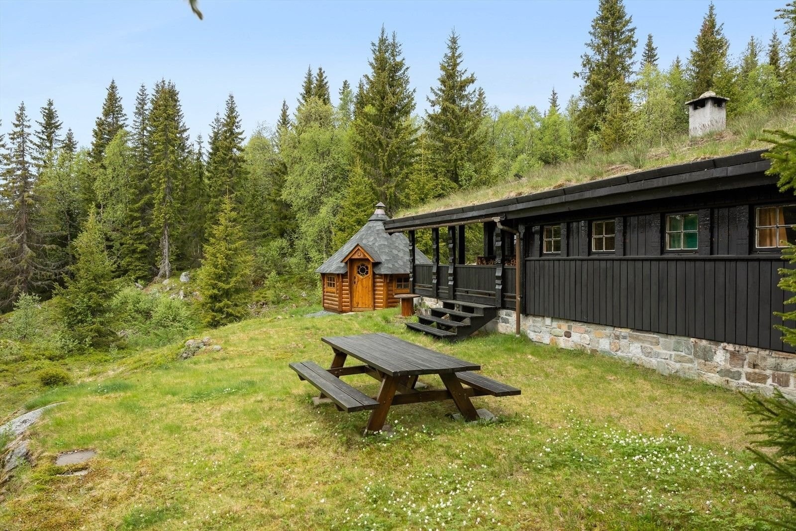 God boltreplass ute med et herlig overbygd inngangsparti og fine uteplasser. Galleribilde