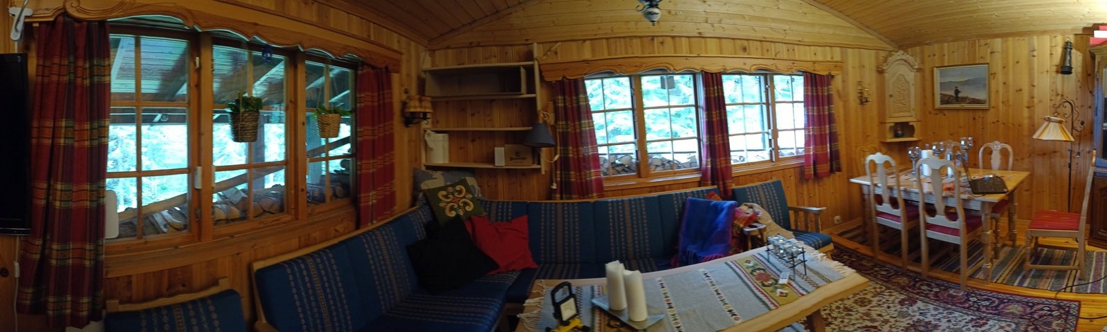 Stuen med store gode vinduer og mange innredningsmuligheter. Mye inventar medfølger og hytta kan tas i bruk umiddelbart. Galleribilde