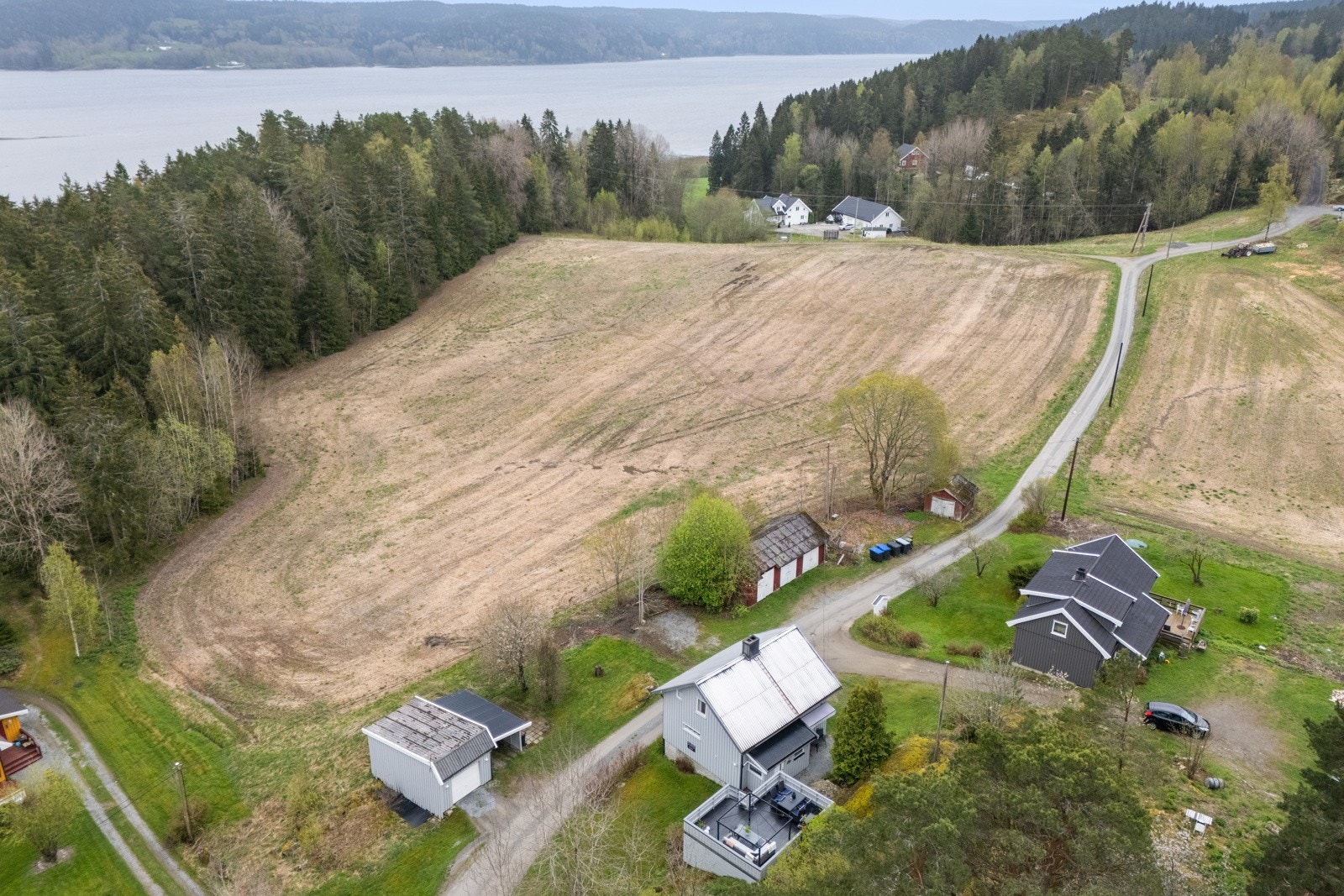 Boligen ligger landlig til med fine turområder rett utenfor døren Galleribilde