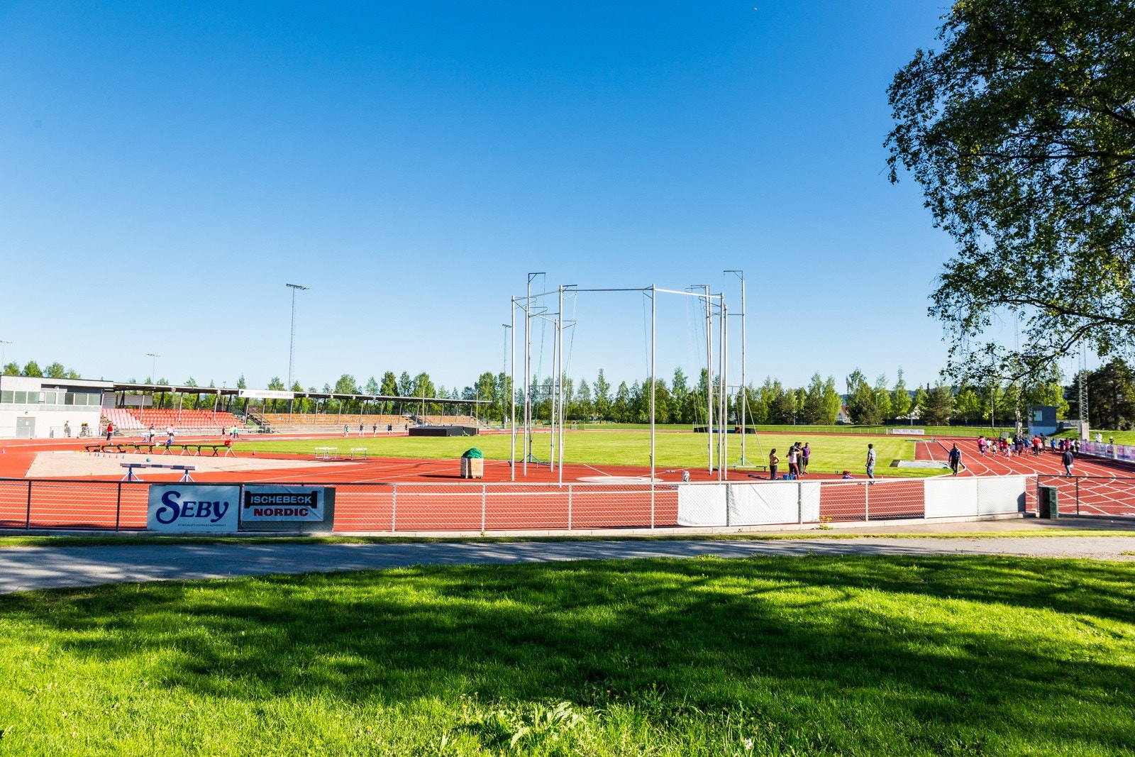 Lillestrøm Idrettspark huser Romerike Friidrettsstadion, et topp moderne anlegg med åtte løpebaner, hopp- og kastområder, og plass til 750 tilskuere. Galleribilde