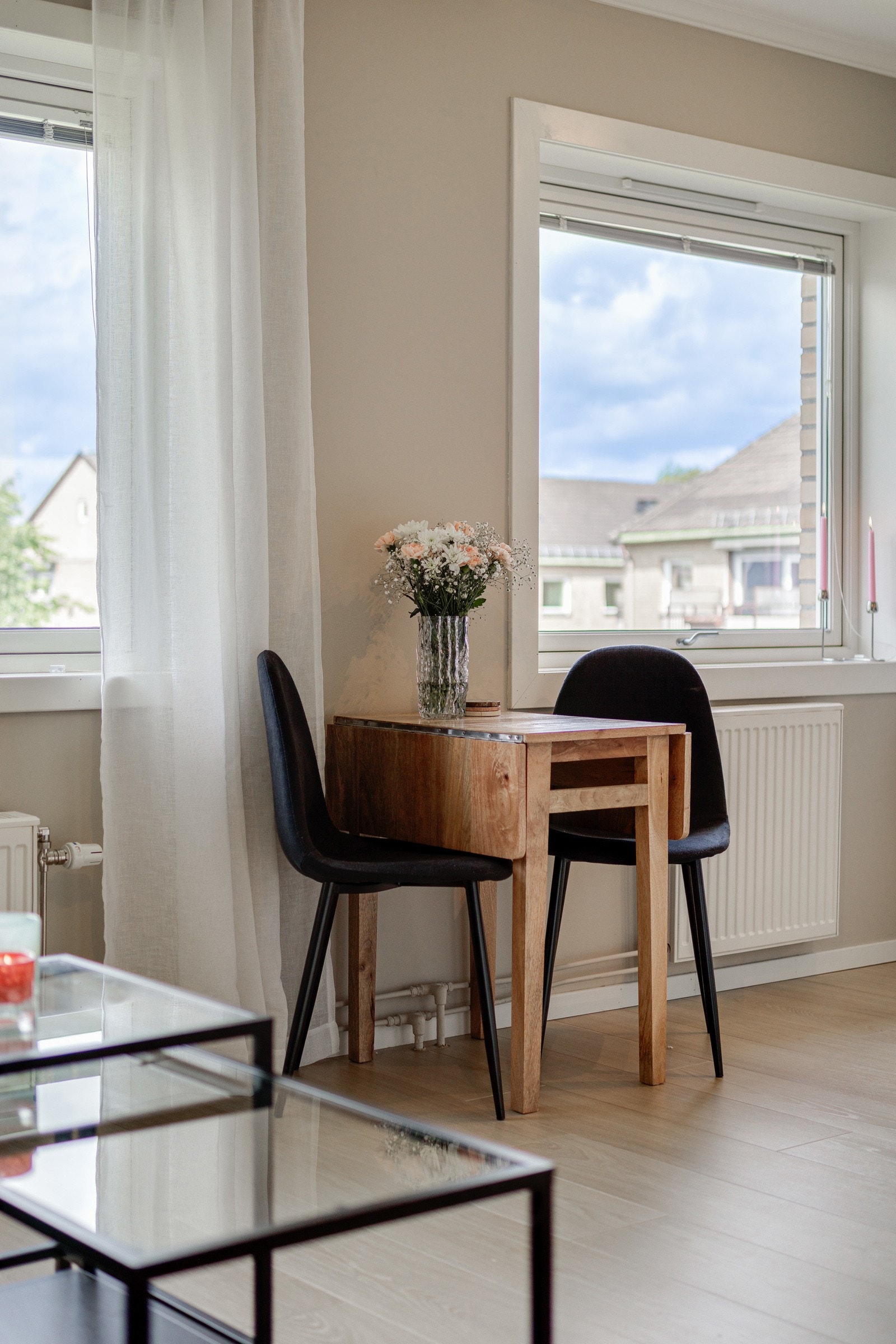 Mellom stue/kjøkken sonen er det passende å innrede med et mindre eller litt større bord avhengi av eget behov. Galleribilde