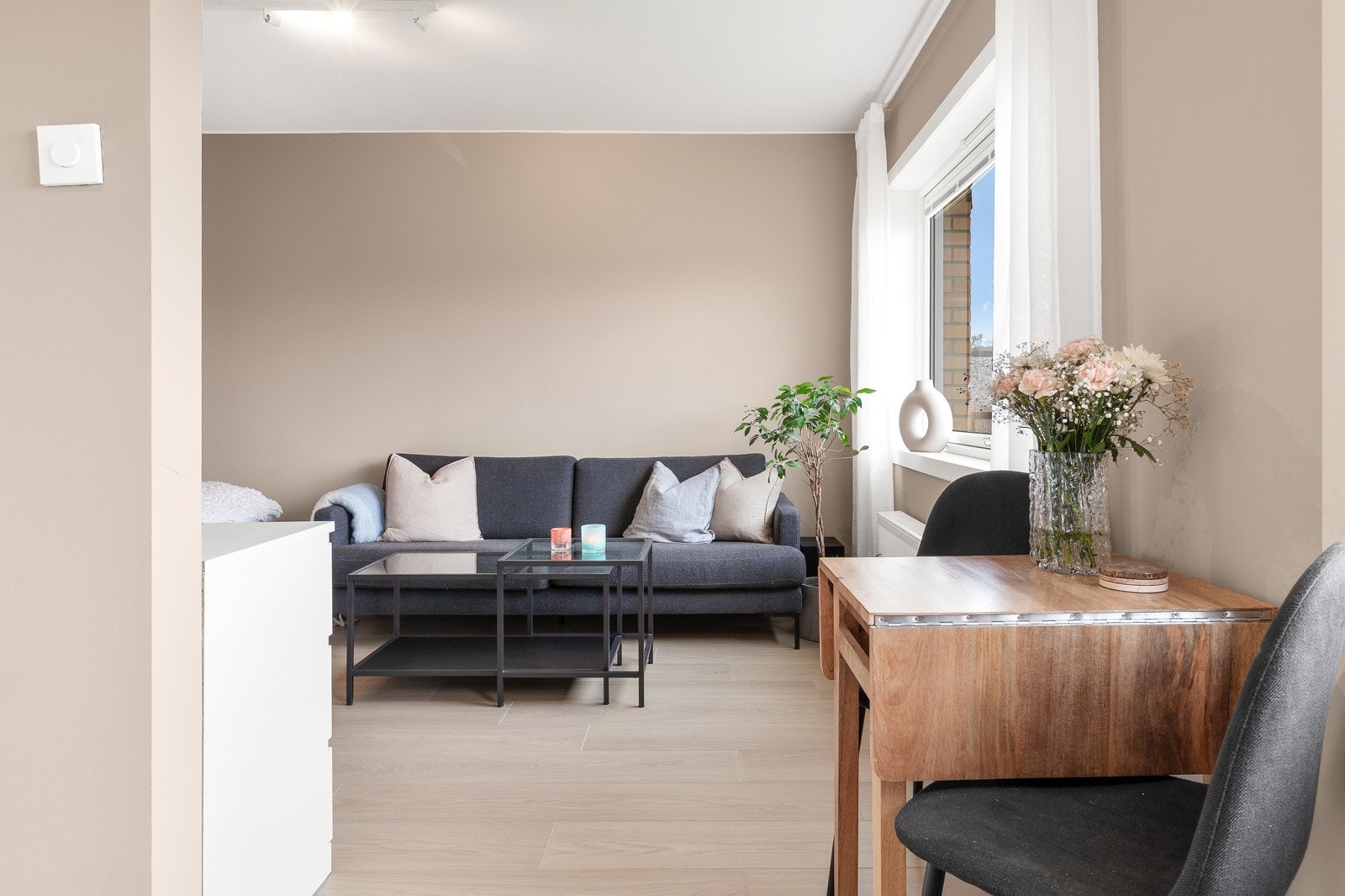 Stuen har en firkantet praktisk planløsning som gjør den enkle å innrede og den ligger i delvis åpen løsning til kjøkkenet. Galleribilde