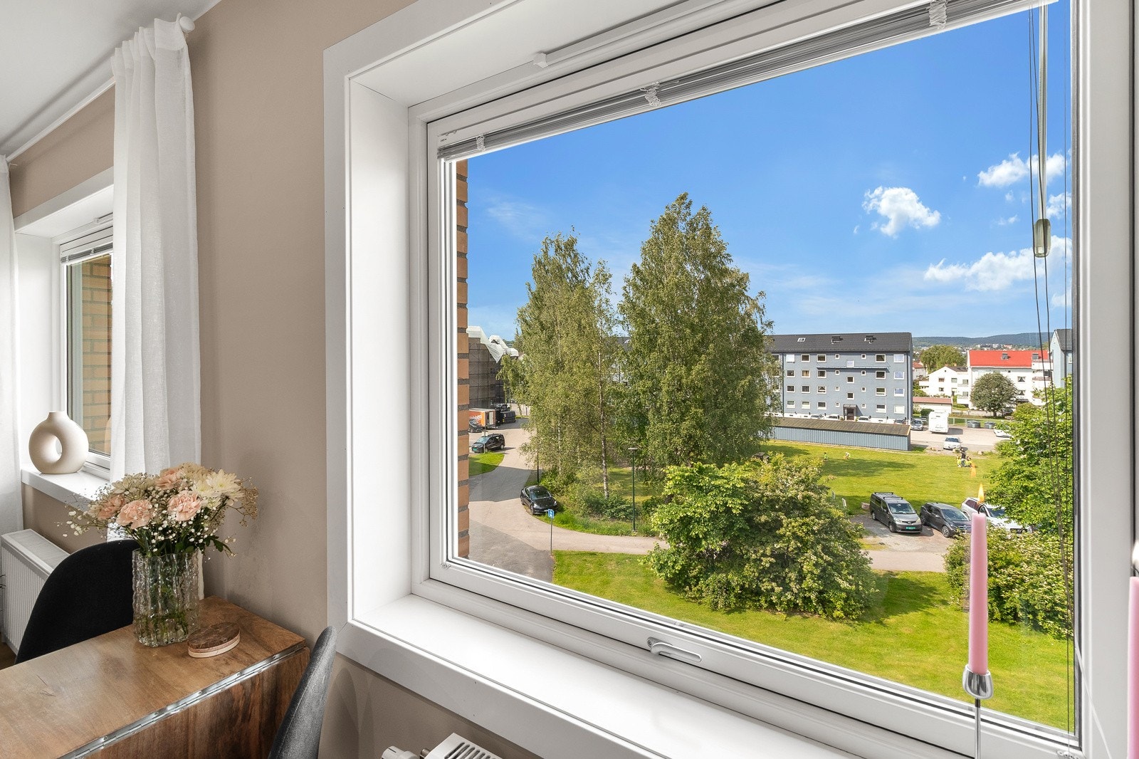 Stuen og kjøkkenet har hvert sitt store vindu med som slipper inn rikelig med dagslys. Herfra har man fritt utsyn mot et koselig og velstelt grønt fellesareal. Galleribilde