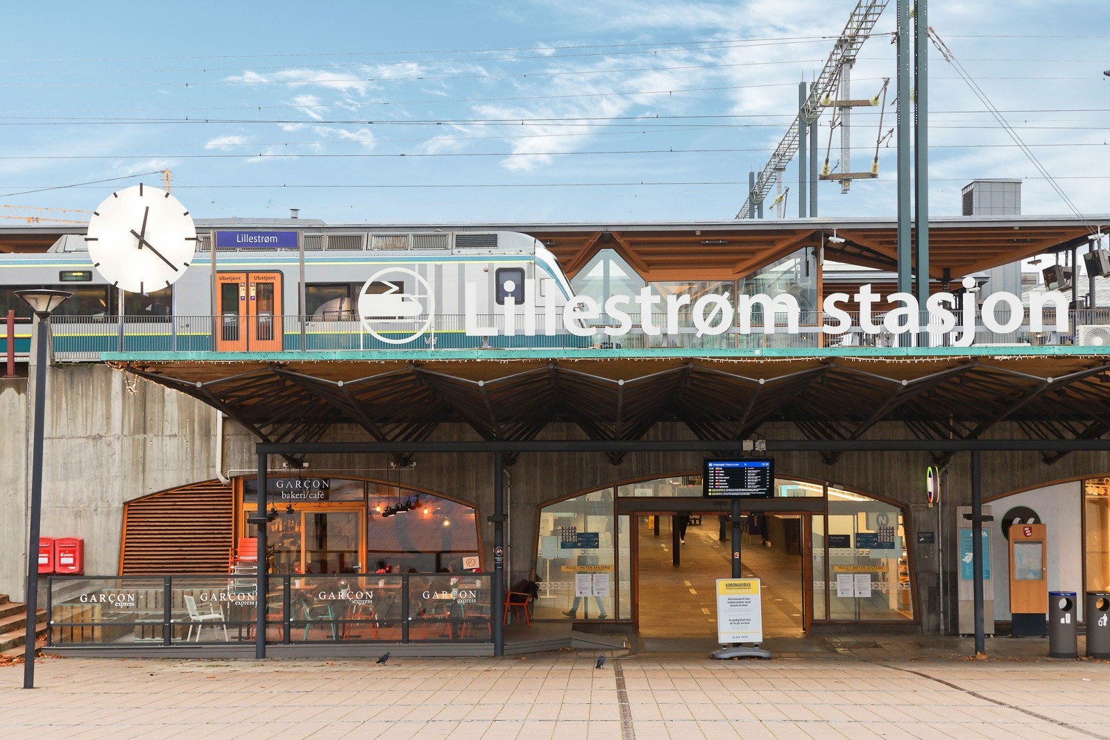 Byen er også et av Norges største kollektivknutepunkter, med hyppige togavganger til Oslo og Gardermoen, og et godt utbygd sykkelnettverk. Galleribilde