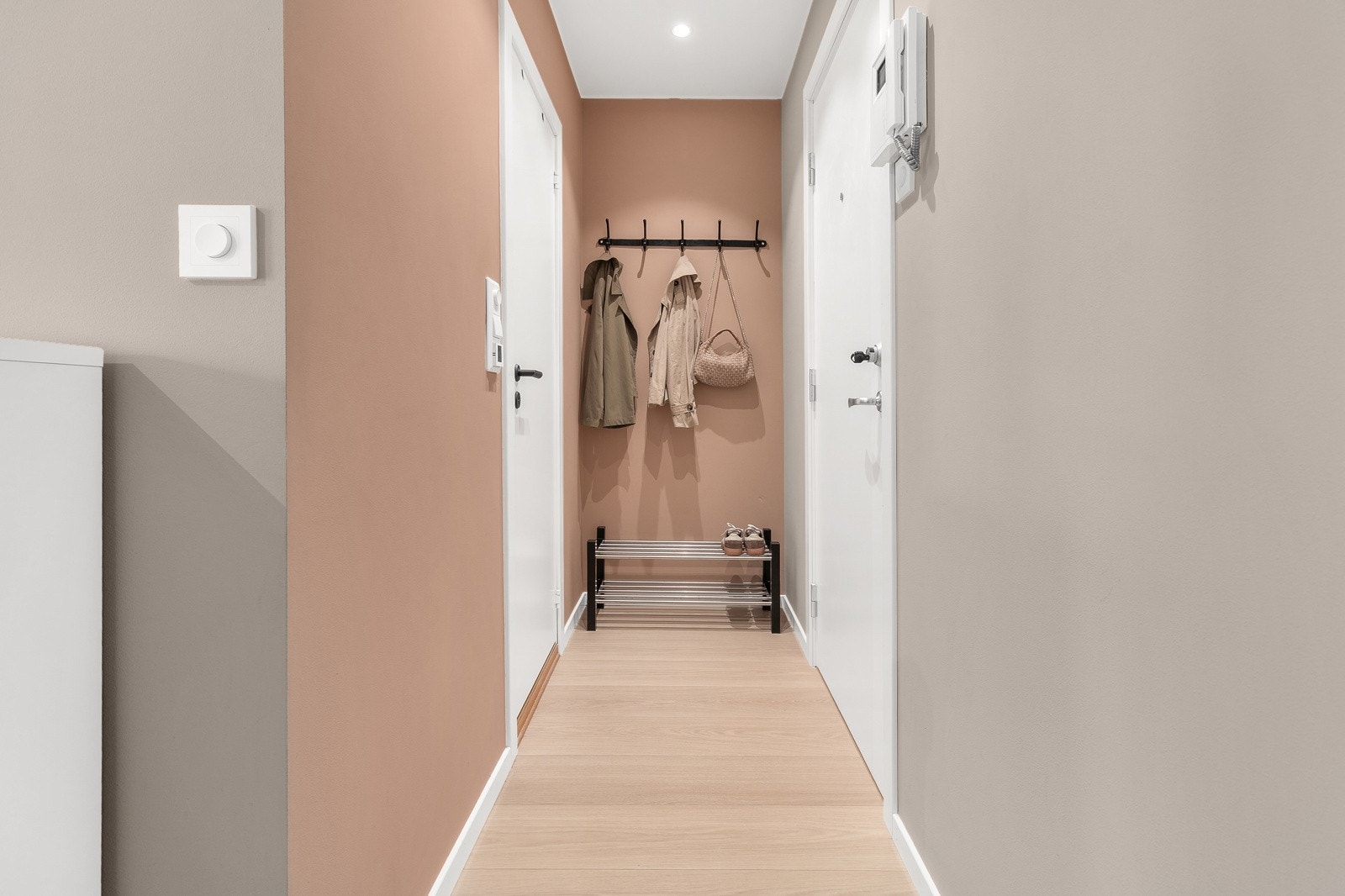 Her er det god til oppheng for jakker og sko. Leiligheten har dørcalling med kamera, som gir ekstra trygghet og oversikt over besøkende. Galleribilde