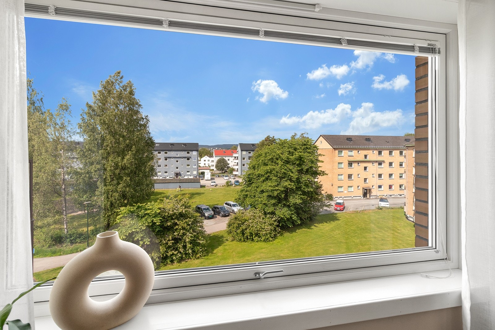 Leiligheten ligger høyt til med fritt utsyn mot koselig grøntareal. Galleribilde