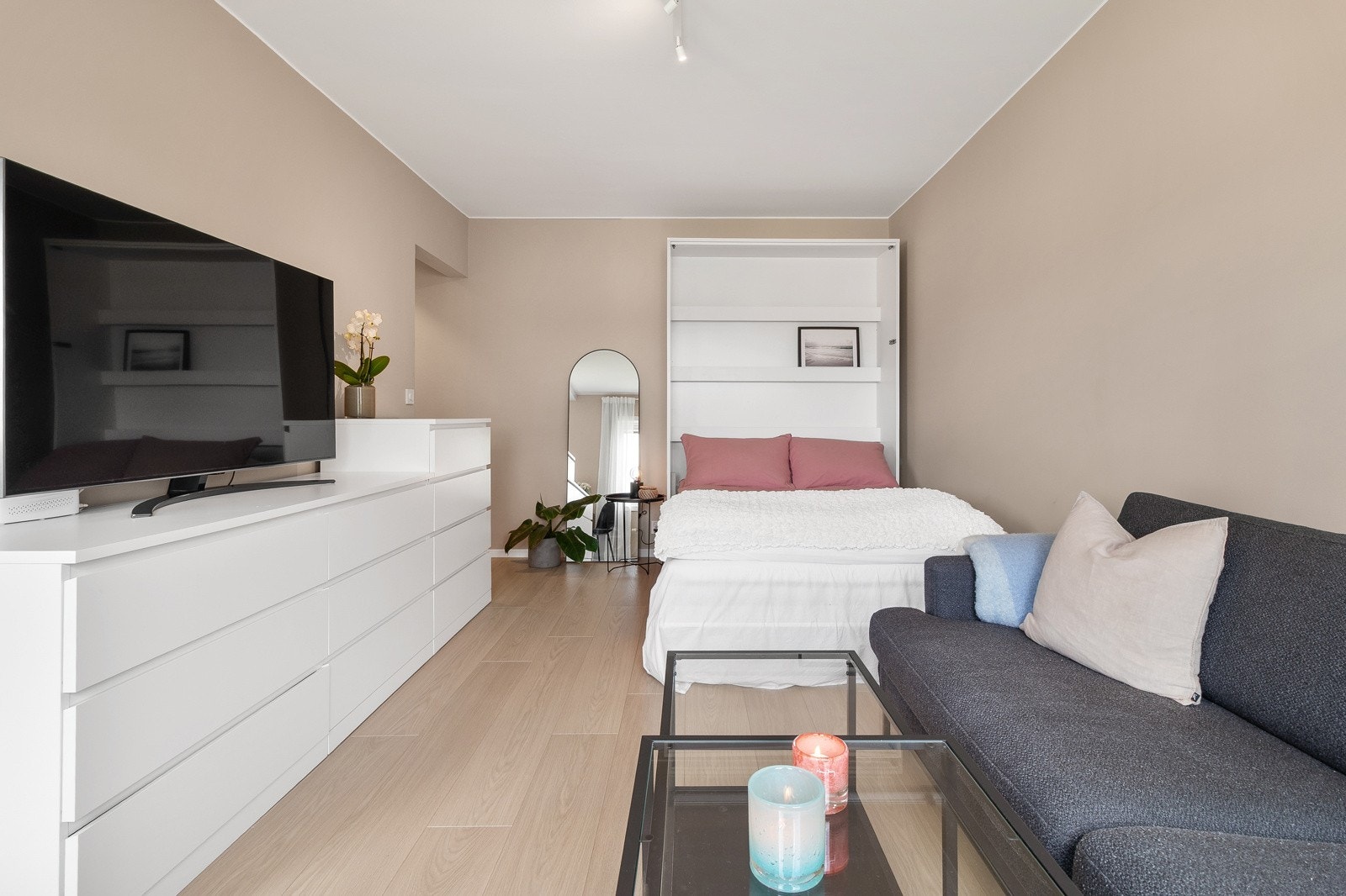 I dag er leiligheten utstyrt med en skapseng som medfølger. På denne måten kan du skape en koselig sovesone om kvelden og en sosial stuesone på dagen. Galleribilde