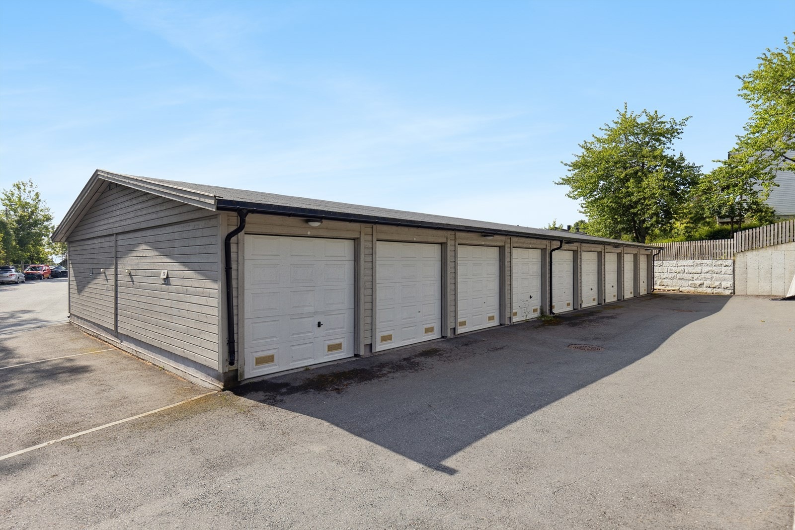 Rekkehuset disponerer 1 garasjeplass med elbil-lader Galleribilde