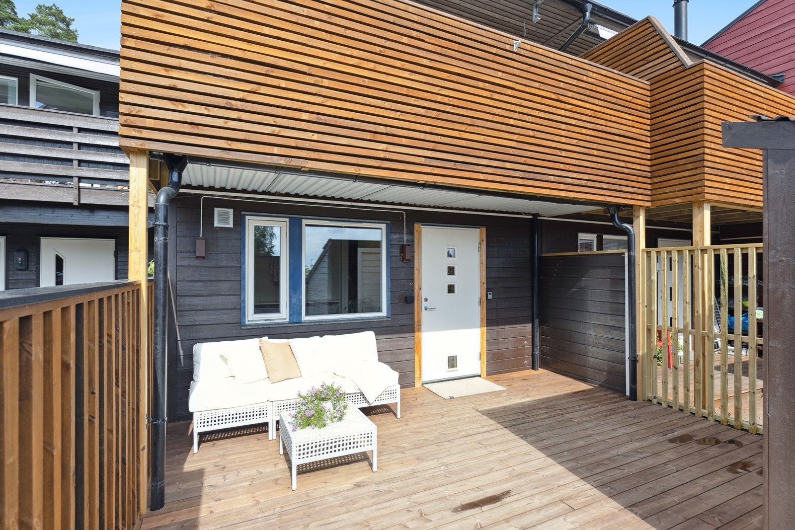 Selger informerer at de har søkt kommunen og fått igangsettingstillatelse for å bygge ut 2,3 m i 1.etasje på begge sider. Det er gravd ut og gjort klart foran, men ikke bak. Galleribilde