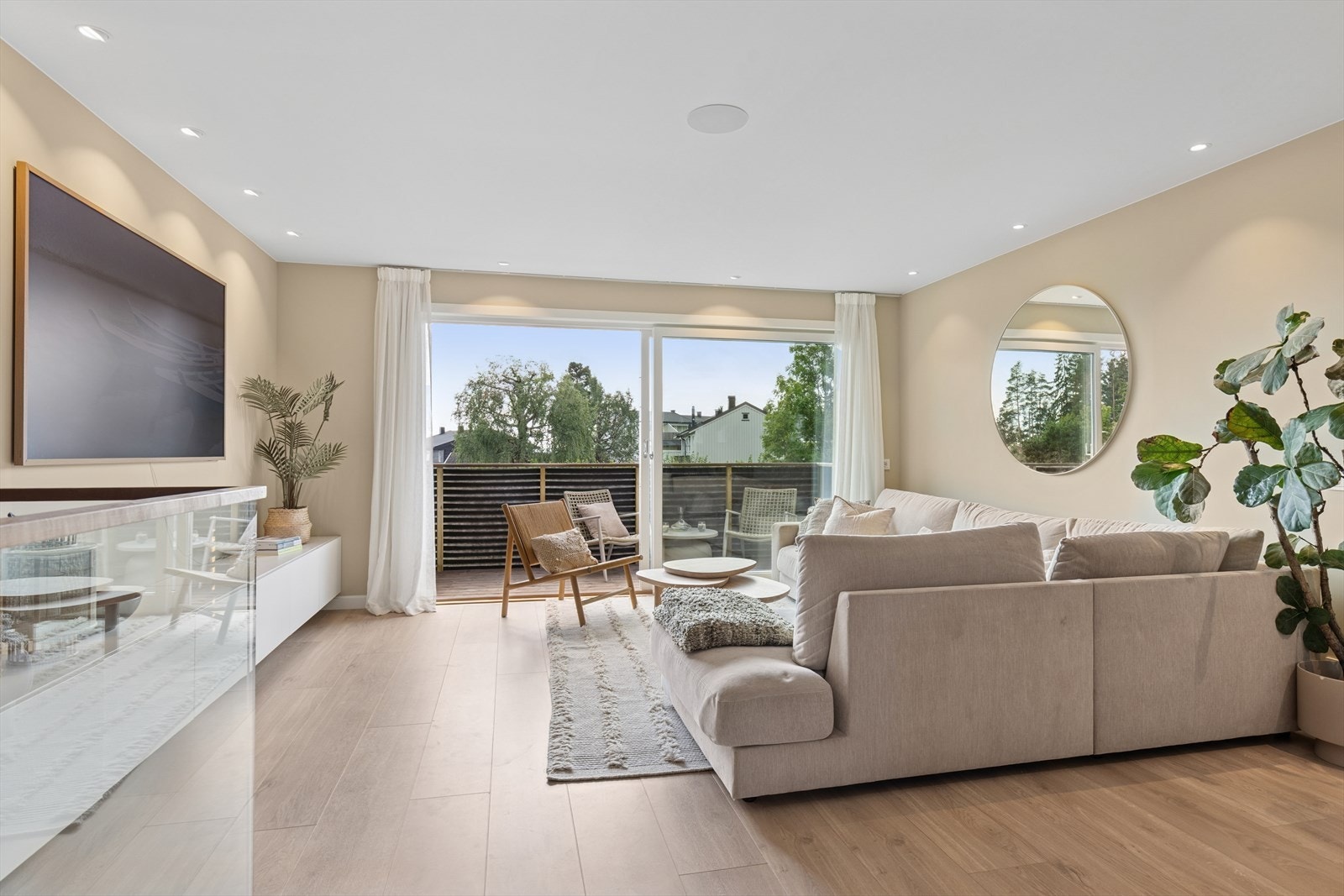 Lys og romslig stue med utgang til solrik balkong. Galleribilde